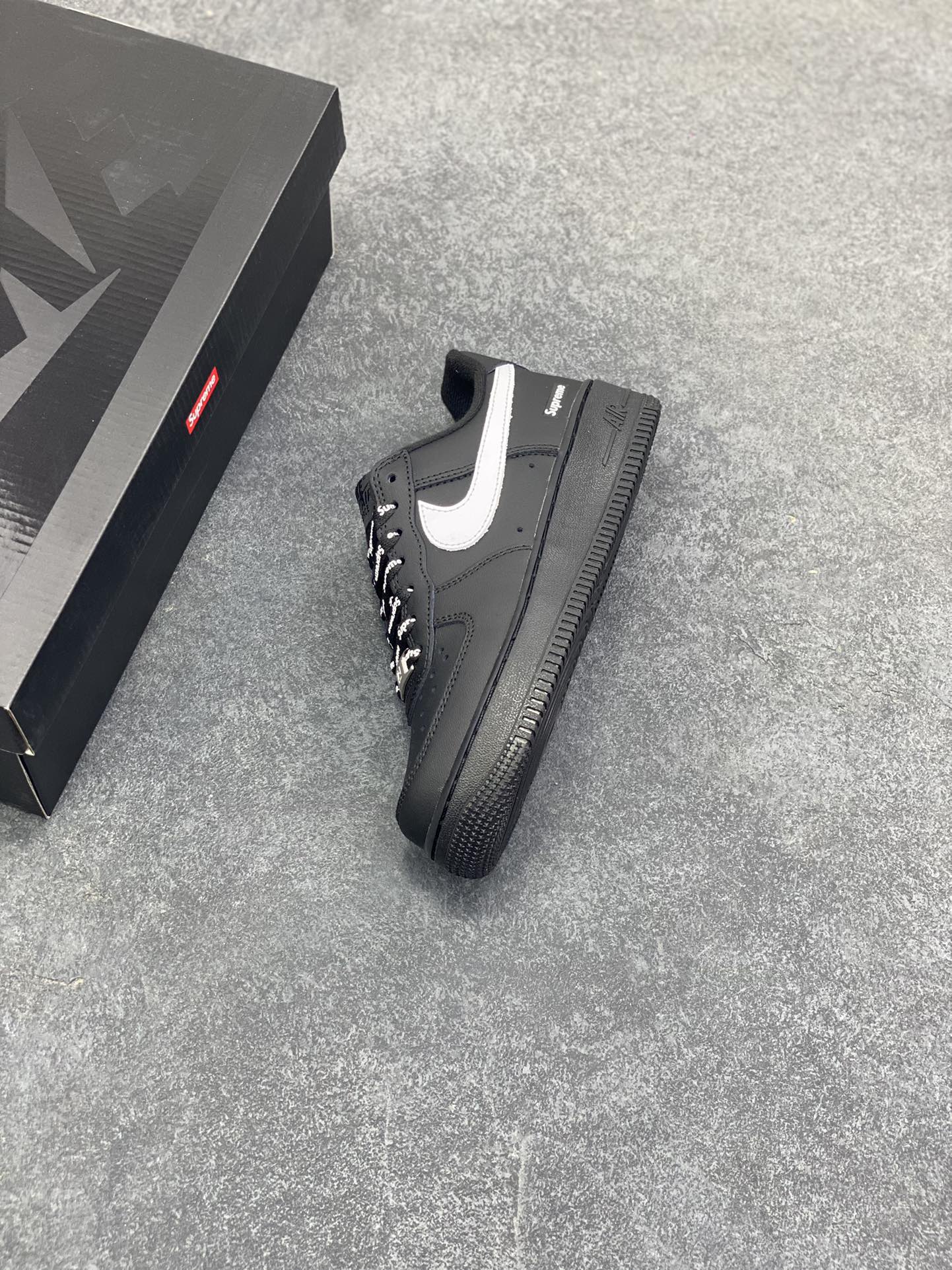 图片[7]-Nike Air Force 1 Low Supreme联名 空军一号低帮运动休闲板鞋 原楦头原纸板 打造纯正空军版型 专注外贸渠道 全掌内置蜂窝气垫 原盒配件 原厂中底钢印、拉帮完美 货号：CU9225-002 尺码：36 36.5 37.5 38 38.5 39 40 40.5 41 42 42.5 43 44 44.5 45-选品中心