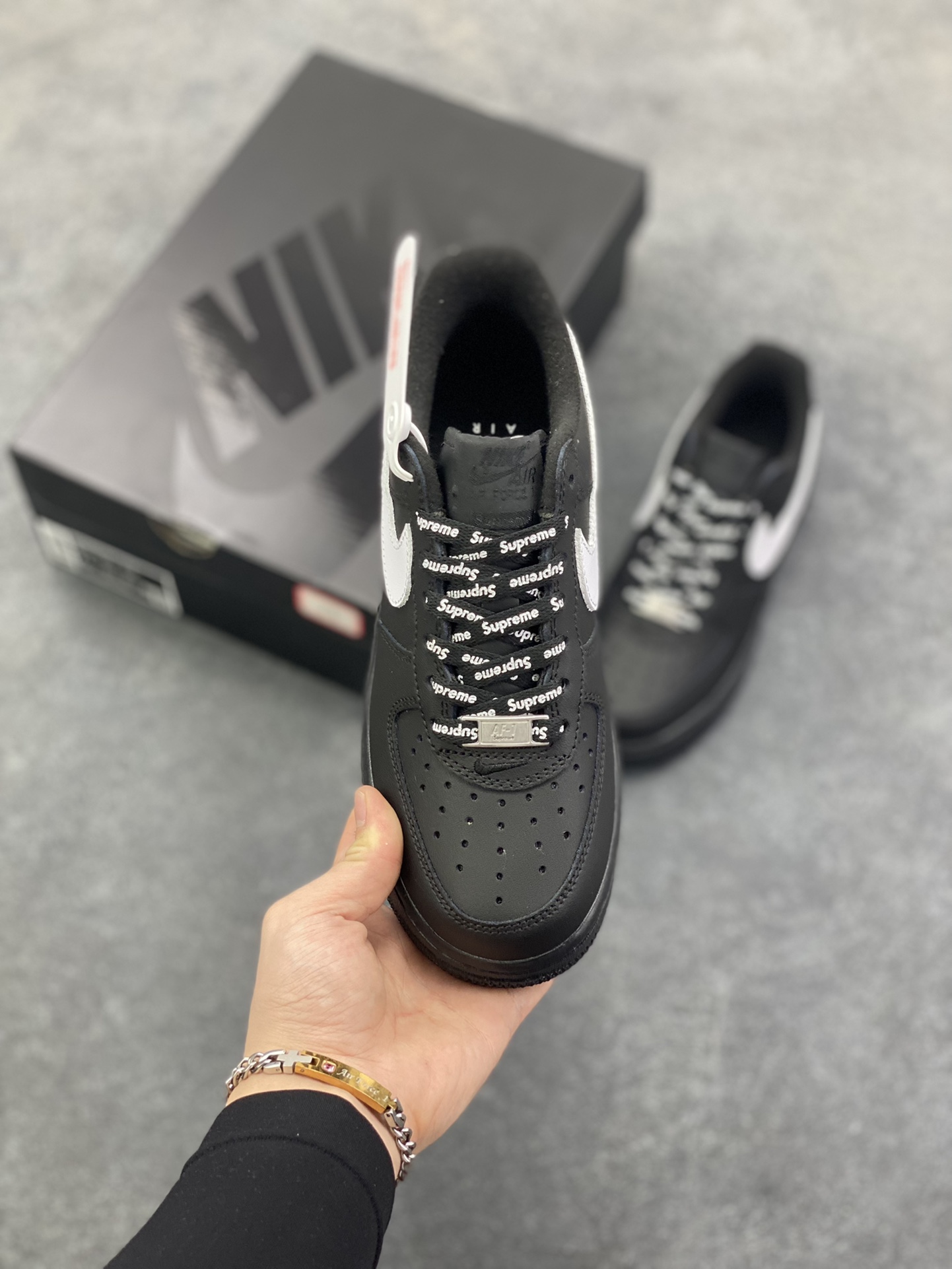 图片[2]-Nike Air Force 1 Low Supreme联名 空军一号低帮运动休闲板鞋 原楦头原纸板 打造纯正空军版型 专注外贸渠道 全掌内置蜂窝气垫 原盒配件 原厂中底钢印、拉帮完美 货号：CU9225-002 尺码：36 36.5 37.5 38 38.5 39 40 40.5 41 42 42.5 43 44 44.5 45-选品中心