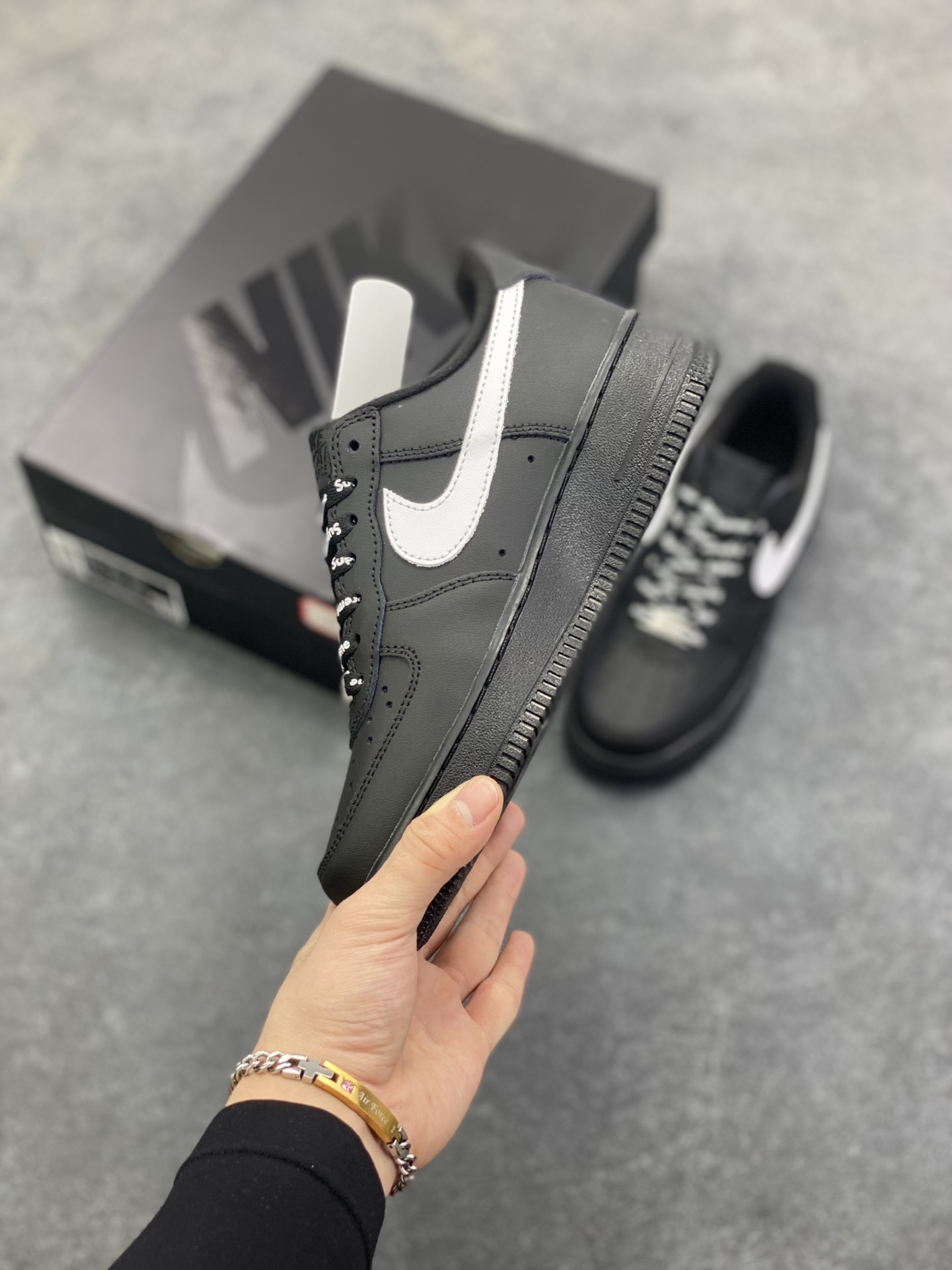 图片[3]-Nike Air Force 1 Low Supreme联名 空军一号低帮运动休闲板鞋 原楦头原纸板 打造纯正空军版型 专注外贸渠道 全掌内置蜂窝气垫 原盒配件 原厂中底钢印、拉帮完美 货号：CU9225-002 尺码：36 36.5 37.5 38 38.5 39 40 40.5 41 42 42.5 43 44 44.5 45-选品中心