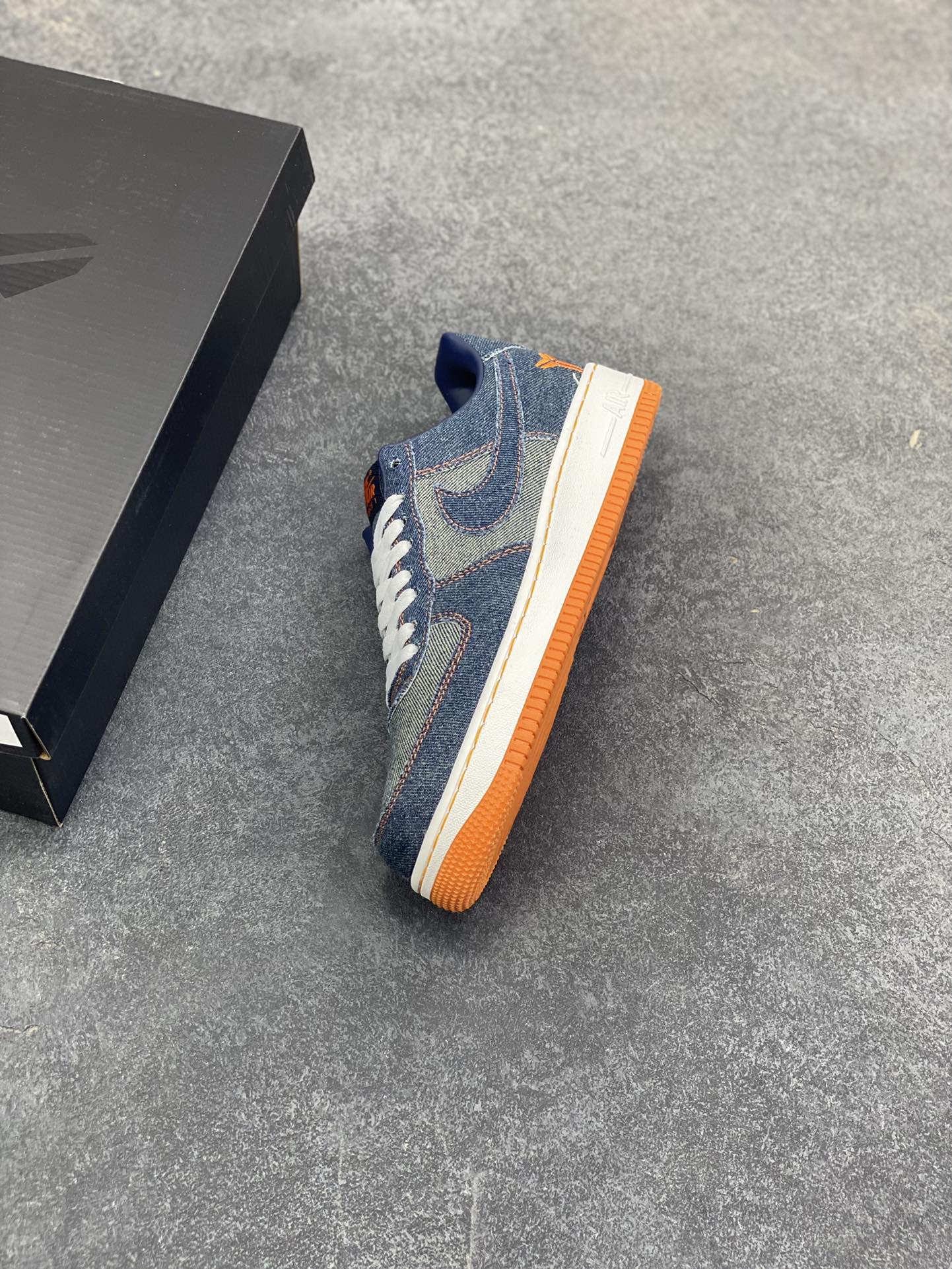 图片[7]-Nike Air Force 1 Low 空军一号低帮百搭休闲运动板鞋。柔软、弹性十足的缓震性能和出色的中底设计，横跨复古与现代的外型结合，造就出风靡全球三十多年的Force 1，直到今天还深受青睐。 货号：IM1980-400 尺码：36 36.5 37.5 38 38.5 39 40 40.5 41 42 42.5 43 44 44.5 45-选品中心