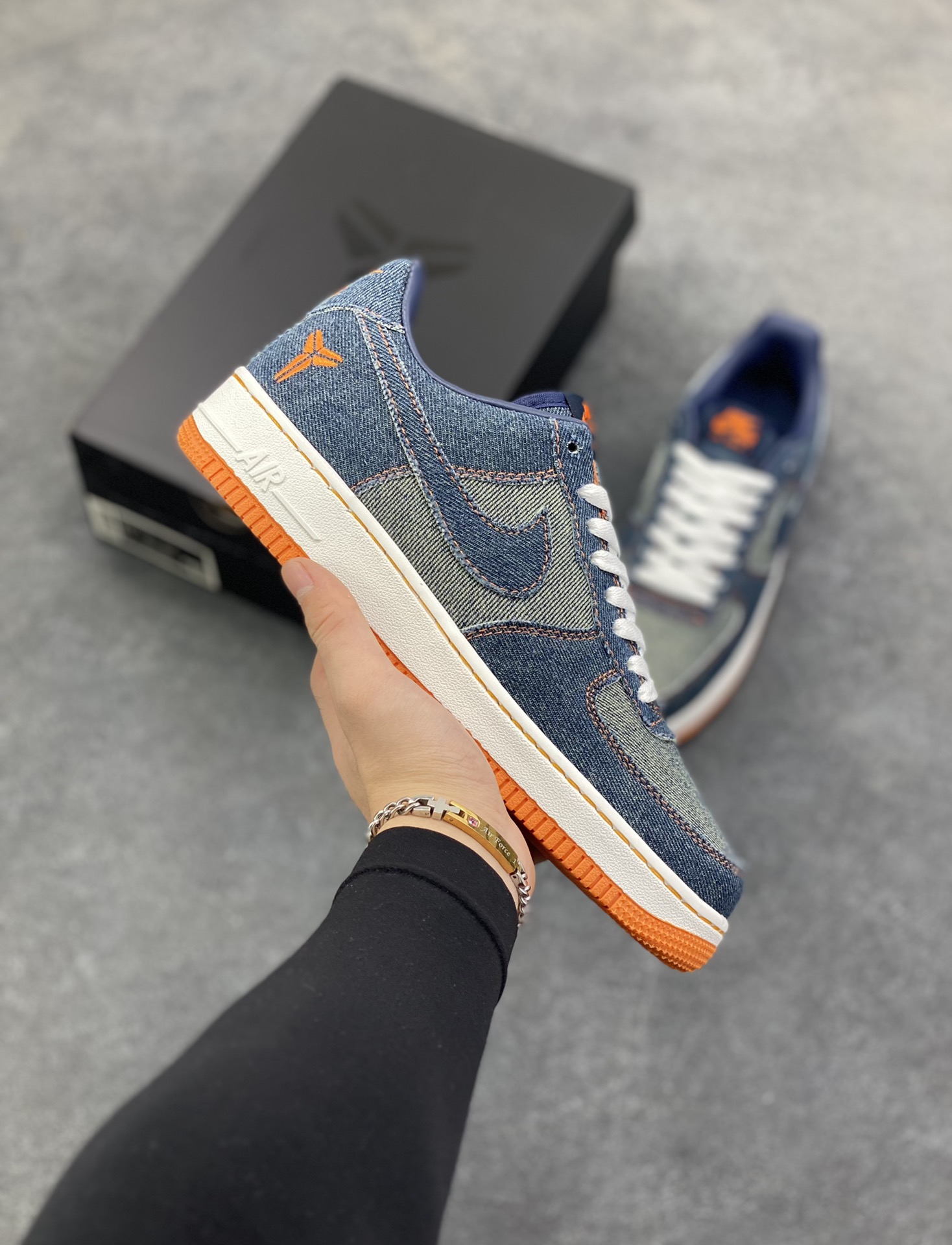 Nike Air Force 1 Low 空军一号低帮百搭休闲运动板鞋。柔软、弹性十足的缓震性能和出色的中底设计，横跨复古与现代的外型结合，造就出风靡全球三十多年的Force 1，直到今天还深受青睐。 货号：IM1980-400 尺码：36 36.5 37.5 38 38.5 39 40 40.5 41 42 42.5 43 44 44.5 45-选品中心