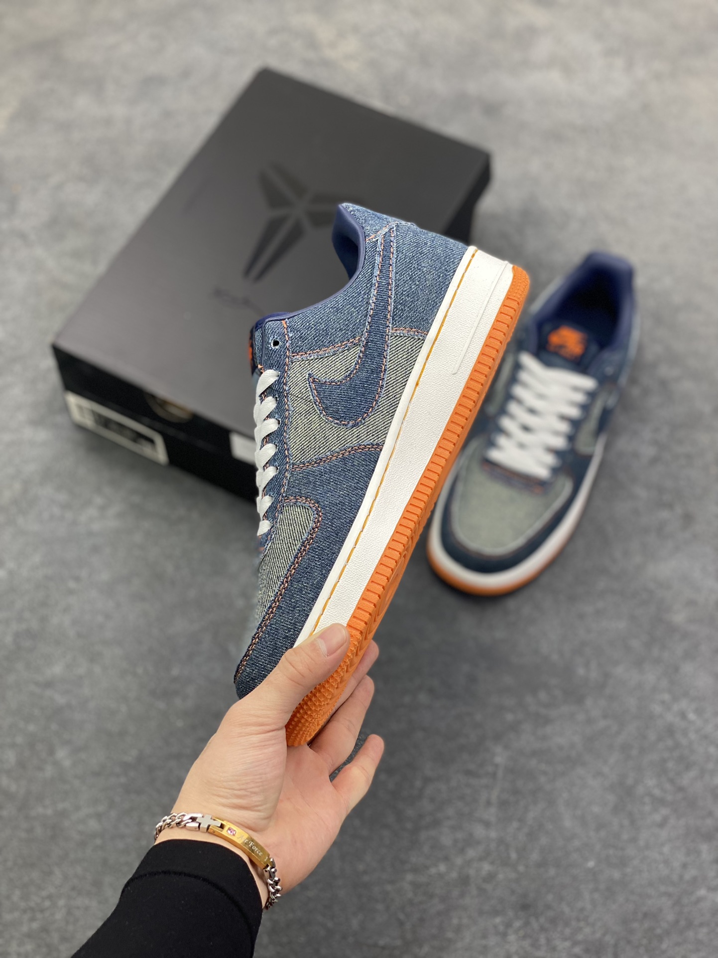 图片[3]-Nike Air Force 1 Low 空军一号低帮百搭休闲运动板鞋。柔软、弹性十足的缓震性能和出色的中底设计，横跨复古与现代的外型结合，造就出风靡全球三十多年的Force 1，直到今天还深受青睐。 货号：IM1980-400 尺码：36 36.5 37.5 38 38.5 39 40 40.5 41 42 42.5 43 44 44.5 45-选品中心