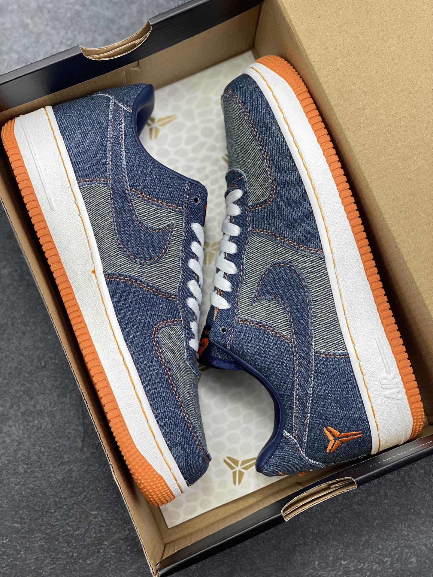 图片[9]-Nike Air Force 1 Low 空军一号低帮百搭休闲运动板鞋。柔软、弹性十足的缓震性能和出色的中底设计，横跨复古与现代的外型结合，造就出风靡全球三十多年的Force 1，直到今天还深受青睐。 货号：IM1980-400 尺码：36 36.5 37.5 38 38.5 39 40 40.5 41 42 42.5 43 44 44.5 45-选品中心