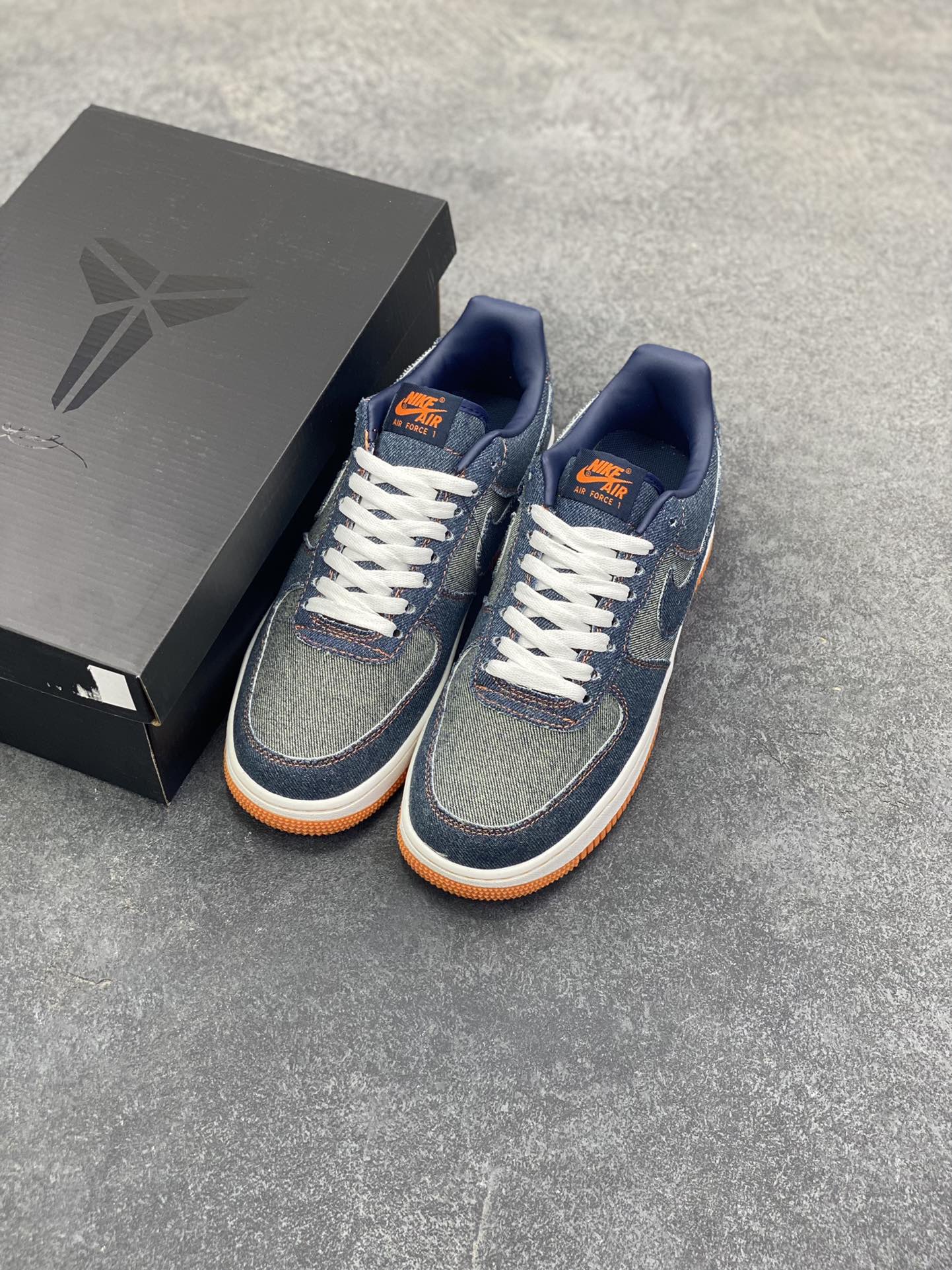 图片[8]-Nike Air Force 1 Low 空军一号低帮百搭休闲运动板鞋。柔软、弹性十足的缓震性能和出色的中底设计，横跨复古与现代的外型结合，造就出风靡全球三十多年的Force 1，直到今天还深受青睐。 货号：IM1980-400 尺码：36 36.5 37.5 38 38.5 39 40 40.5 41 42 42.5 43 44 44.5 45-选品中心