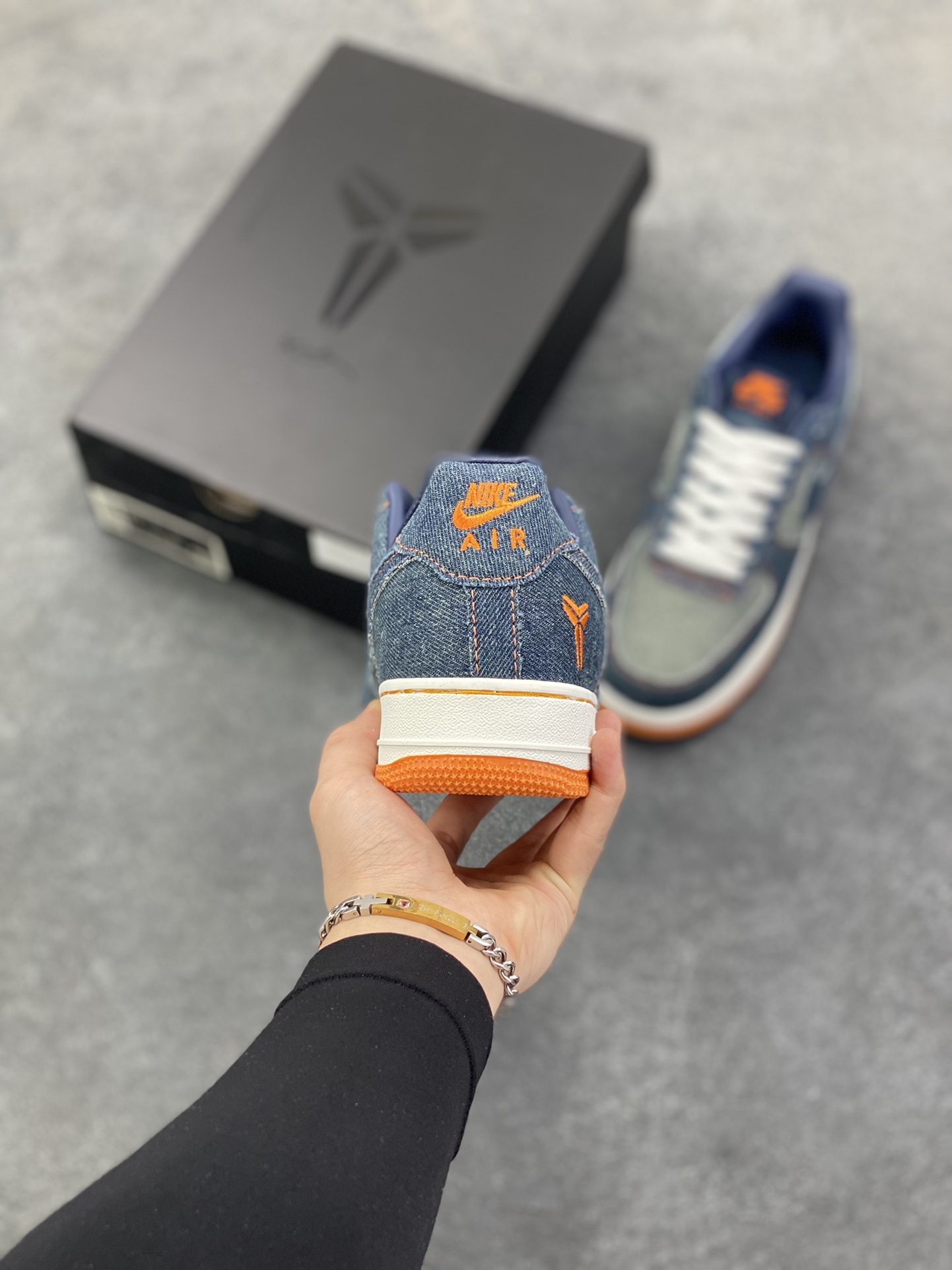 图片[4]-Nike Air Force 1 Low 空军一号低帮百搭休闲运动板鞋。柔软、弹性十足的缓震性能和出色的中底设计，横跨复古与现代的外型结合，造就出风靡全球三十多年的Force 1，直到今天还深受青睐。 货号：IM1980-400 尺码：36 36.5 37.5 38 38.5 39 40 40.5 41 42 42.5 43 44 44.5 45-选品中心