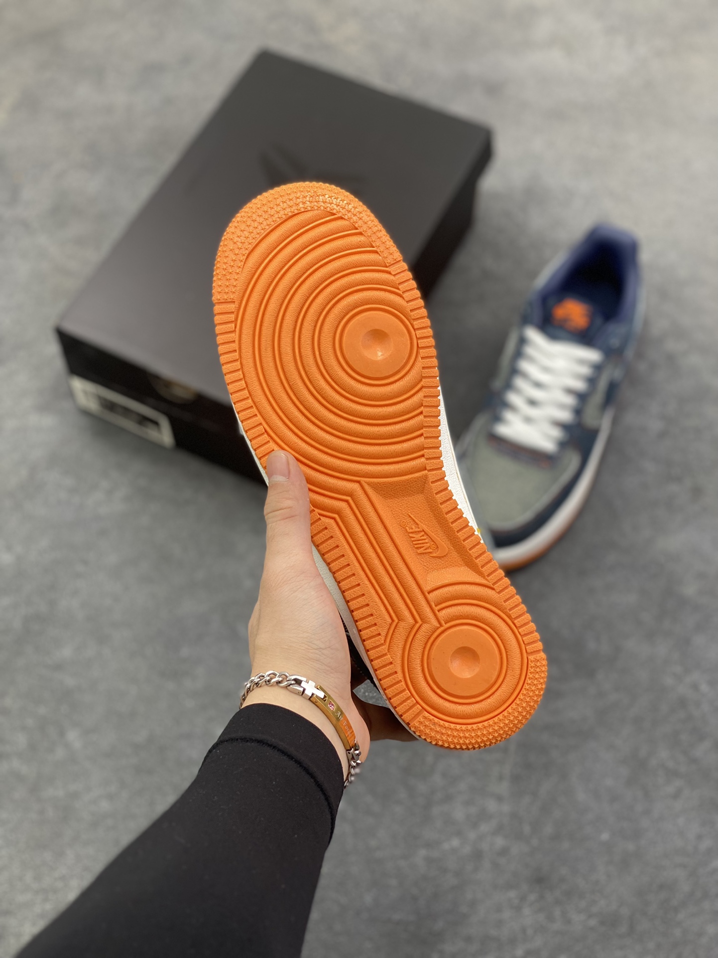 图片[5]-Nike Air Force 1 Low 空军一号低帮百搭休闲运动板鞋。柔软、弹性十足的缓震性能和出色的中底设计，横跨复古与现代的外型结合，造就出风靡全球三十多年的Force 1，直到今天还深受青睐。 货号：IM1980-400 尺码：36 36.5 37.5 38 38.5 39 40 40.5 41 42 42.5 43 44 44.5 45-选品中心