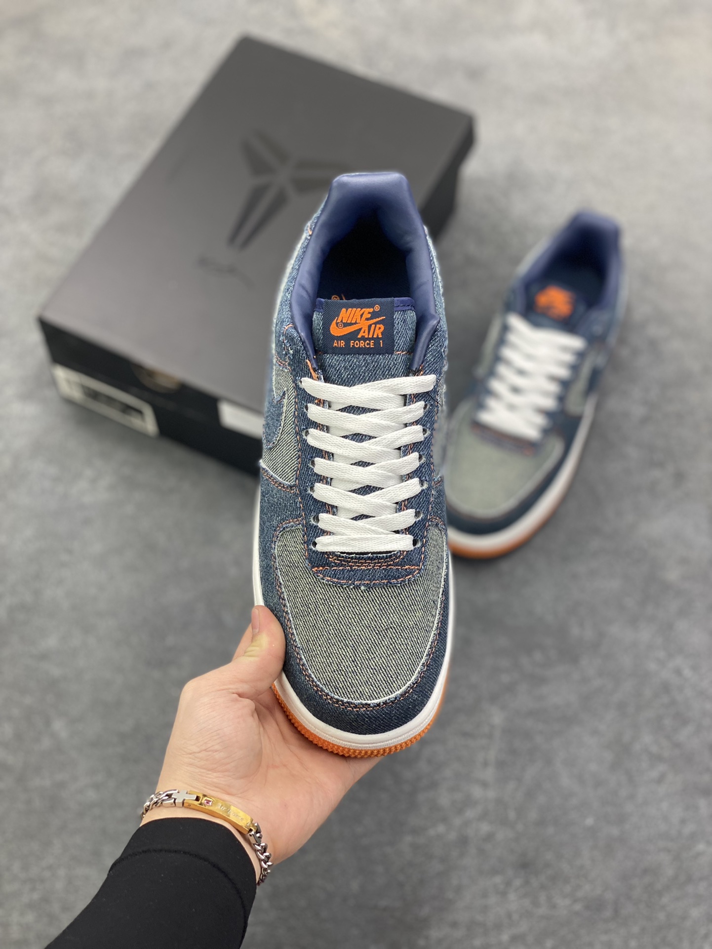 图片[2]-Nike Air Force 1 Low 空军一号低帮百搭休闲运动板鞋。柔软、弹性十足的缓震性能和出色的中底设计，横跨复古与现代的外型结合，造就出风靡全球三十多年的Force 1，直到今天还深受青睐。 货号：IM1980-400 尺码：36 36.5 37.5 38 38.5 39 40 40.5 41 42 42.5 43 44 44.5 45-选品中心