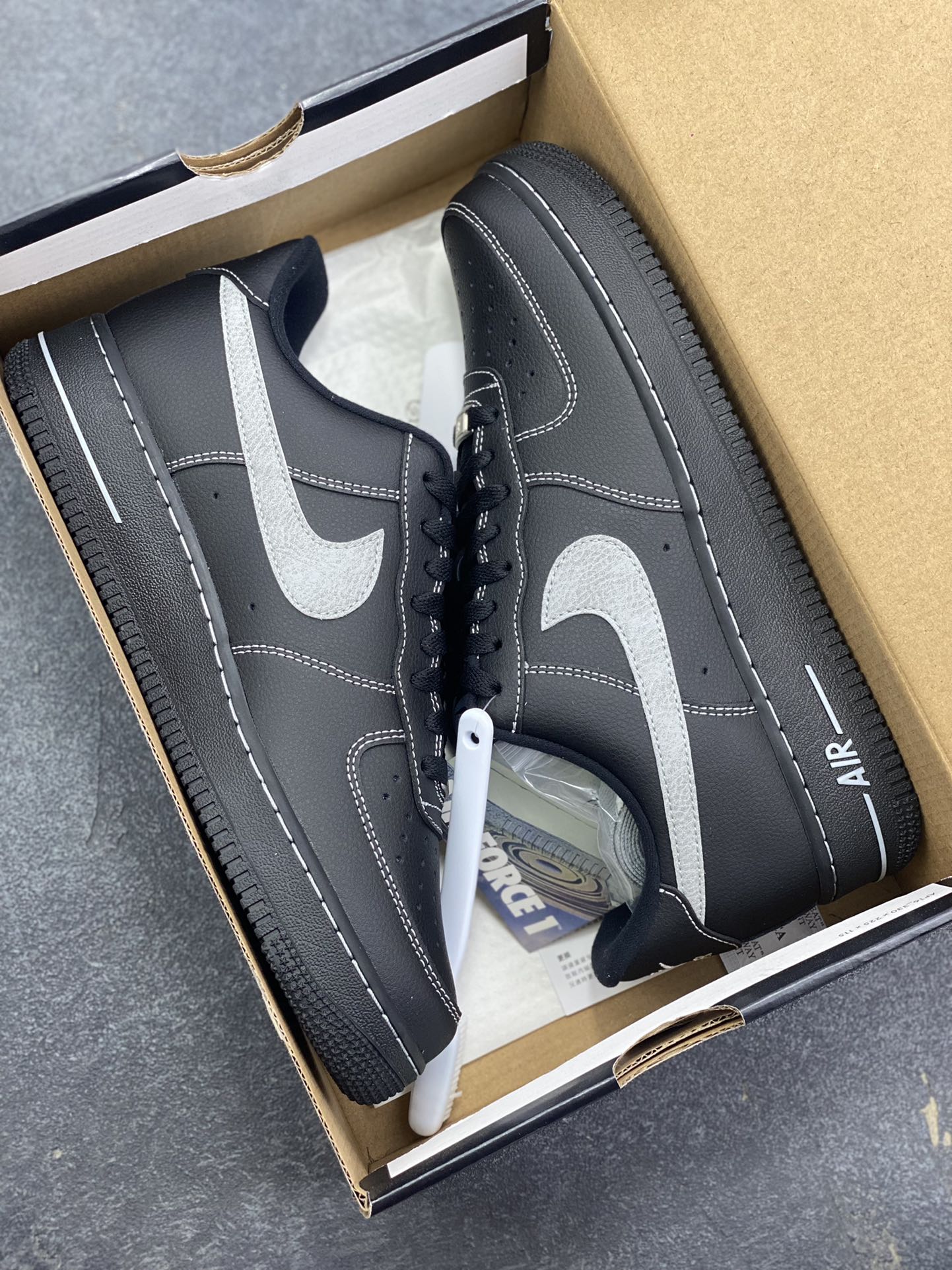 图片[9]-HY版本💯 Nike Air Force 1 Low 黑灰 原楦头原纸板 打造纯正空军版型 专注外贸渠道 全掌内置蜂窝气垫 原盒配件 原厂中底钢印、 拉帮完美 货号：HQ2037-006 尺码：36 36.5 37.5 38 38.5 39 40 40.5 41 42 42.5 43 44 44.5 45 46-选品中心