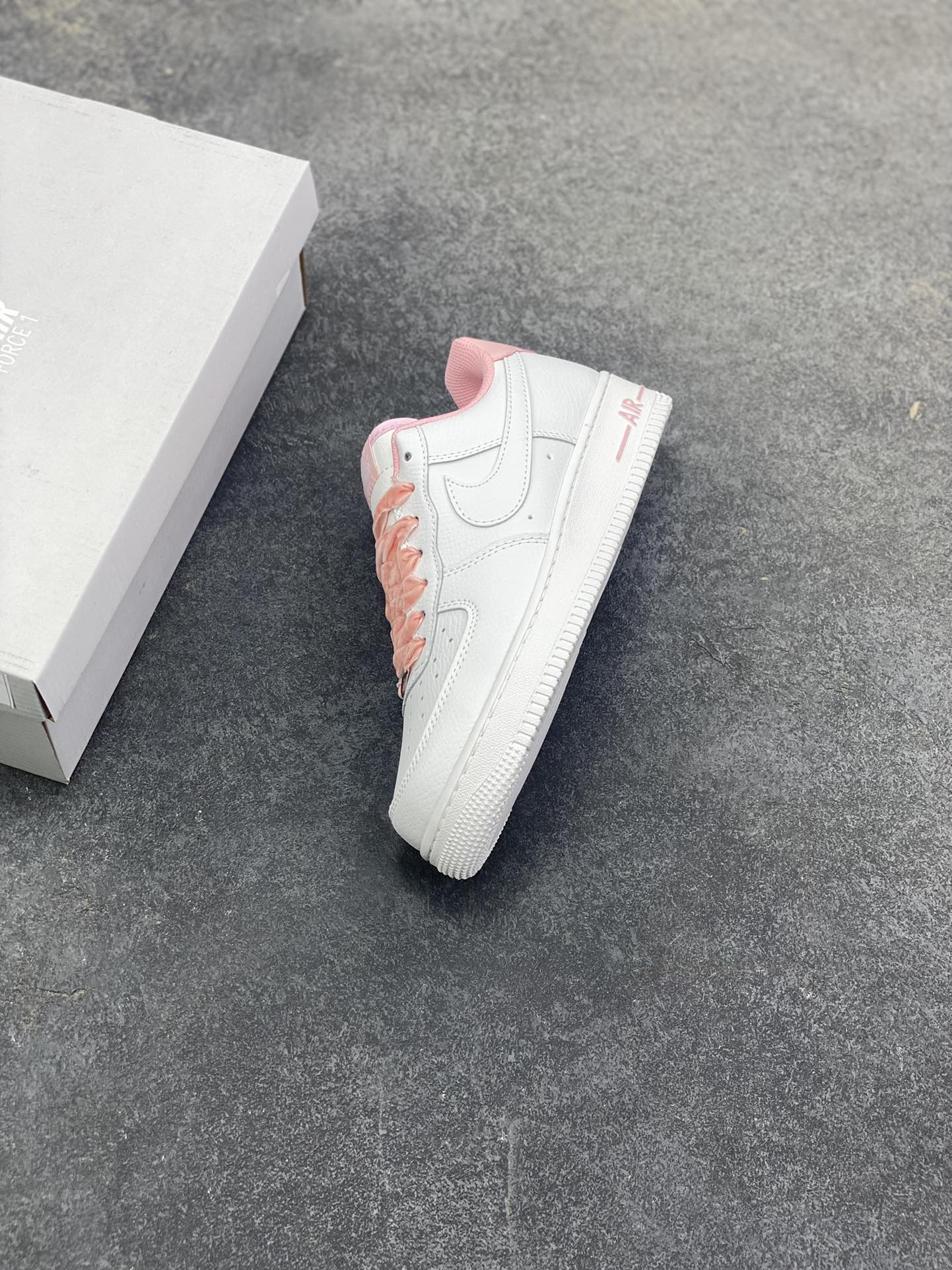 图片[7]-Nike Air Force 1 Low 空军一号低帮百搭休闲运动板鞋。柔软、弹性十足的缓震性能和出色的中底设计，横跨复古与现代的外型结合，造就出风靡全球三十多年的Force 1，直到今天还深受青睐。 货号：HV4403-601 尺码：36 36.5 37.5 38 38.5 39 40 40.5 41 42 42.5 43 44 44.5 45-选品中心