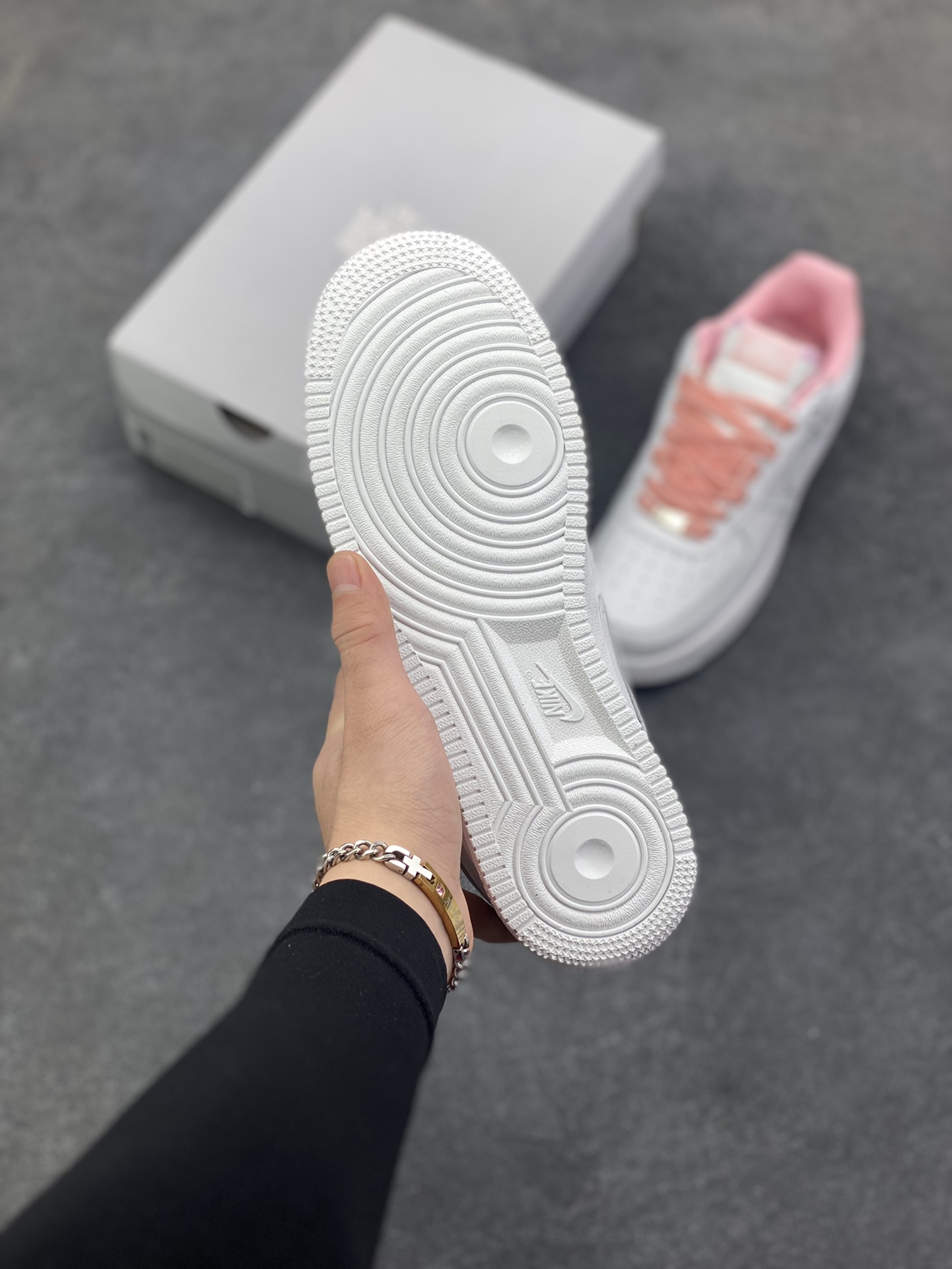 图片[5]-Nike Air Force 1 Low 空军一号低帮百搭休闲运动板鞋。柔软、弹性十足的缓震性能和出色的中底设计，横跨复古与现代的外型结合，造就出风靡全球三十多年的Force 1，直到今天还深受青睐。 货号：HV4403-601 尺码：36 36.5 37.5 38 38.5 39 40 40.5 41 42 42.5 43 44 44.5 45-选品中心