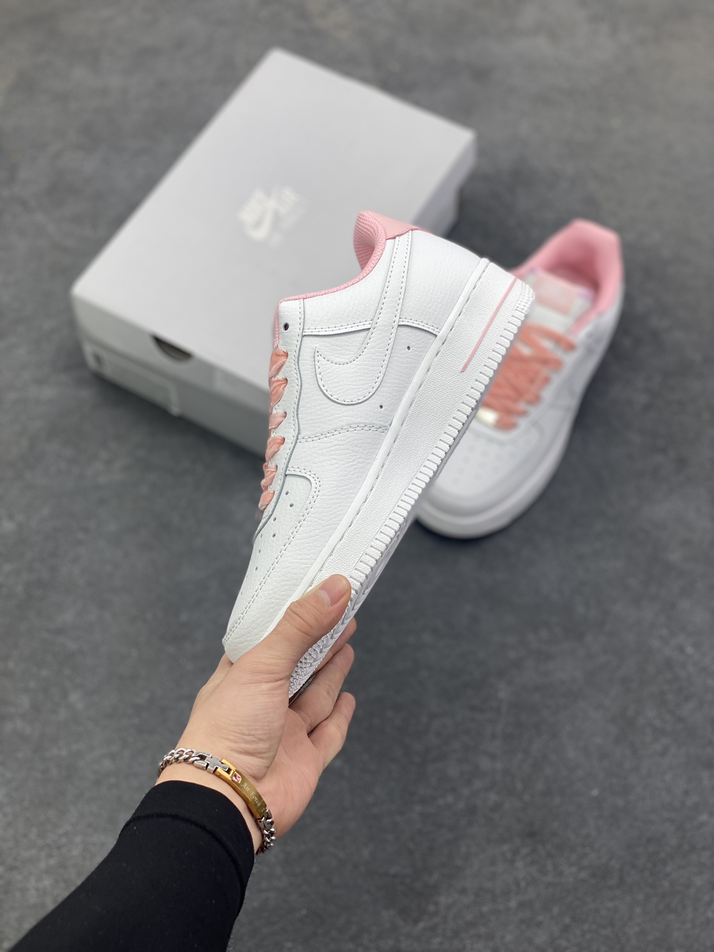 图片[3]-Nike Air Force 1 Low 空军一号低帮百搭休闲运动板鞋。柔软、弹性十足的缓震性能和出色的中底设计，横跨复古与现代的外型结合，造就出风靡全球三十多年的Force 1，直到今天还深受青睐。 货号：HV4403-601 尺码：36 36.5 37.5 38 38.5 39 40 40.5 41 42 42.5 43 44 44.5 45-选品中心