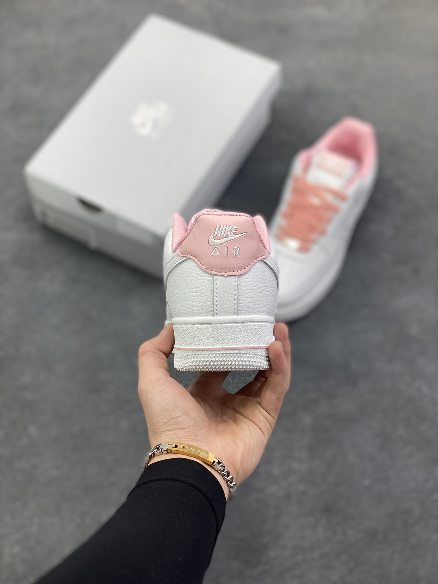 图片[4]-Nike Air Force 1 Low 空军一号低帮百搭休闲运动板鞋。柔软、弹性十足的缓震性能和出色的中底设计，横跨复古与现代的外型结合，造就出风靡全球三十多年的Force 1，直到今天还深受青睐。 货号：HV4403-601 尺码：36 36.5 37.5 38 38.5 39 40 40.5 41 42 42.5 43 44 44.5 45-选品中心