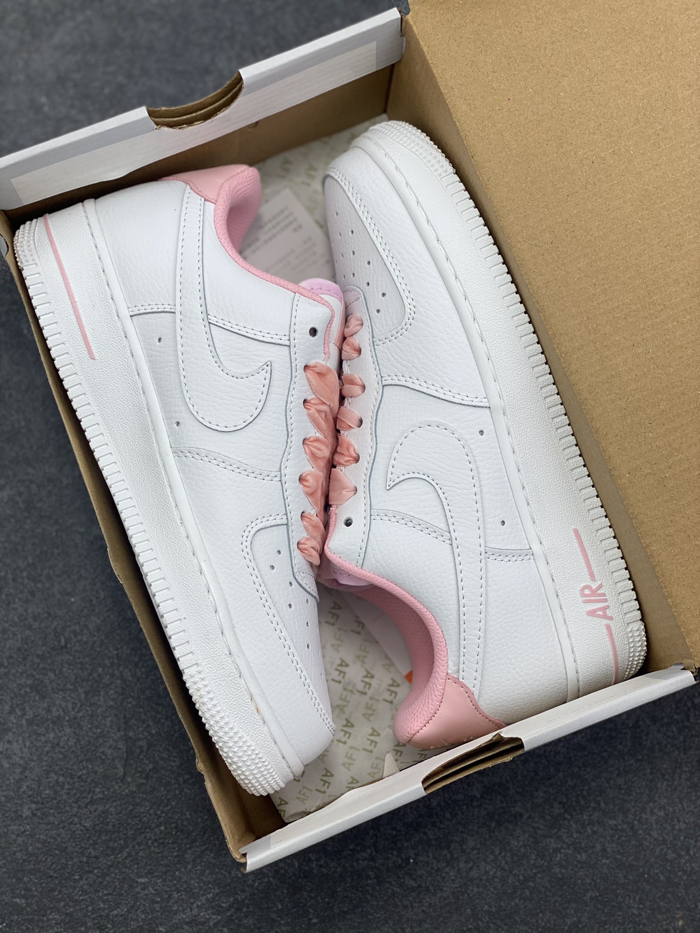 图片[9]-Nike Air Force 1 Low 空军一号低帮百搭休闲运动板鞋。柔软、弹性十足的缓震性能和出色的中底设计，横跨复古与现代的外型结合，造就出风靡全球三十多年的Force 1，直到今天还深受青睐。 货号：HV4403-601 尺码：36 36.5 37.5 38 38.5 39 40 40.5 41 42 42.5 43 44 44.5 45-选品中心