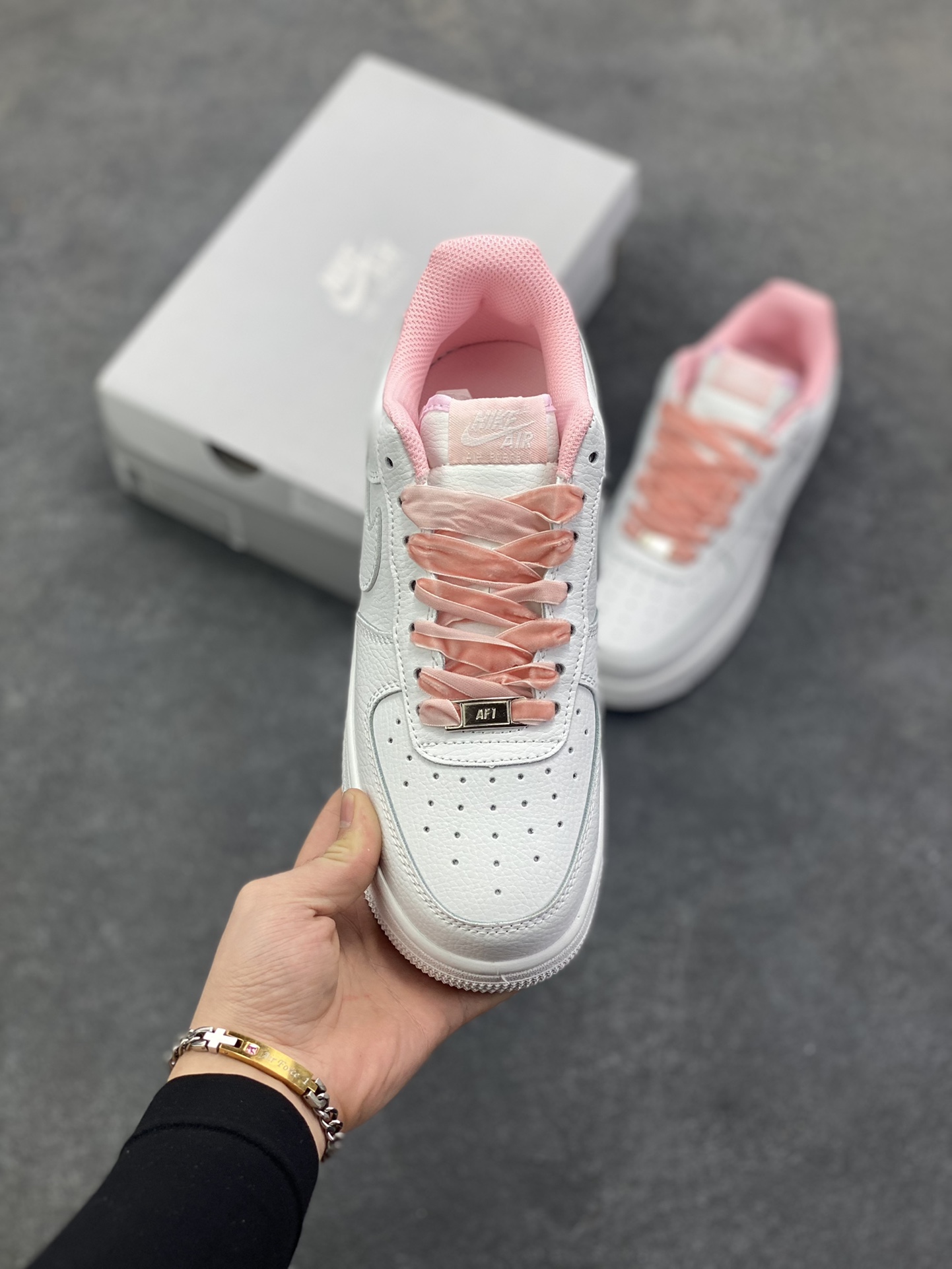 图片[2]-Nike Air Force 1 Low 空军一号低帮百搭休闲运动板鞋。柔软、弹性十足的缓震性能和出色的中底设计，横跨复古与现代的外型结合，造就出风靡全球三十多年的Force 1，直到今天还深受青睐。 货号：HV4403-601 尺码：36 36.5 37.5 38 38.5 39 40 40.5 41 42 42.5 43 44 44.5 45-选品中心
