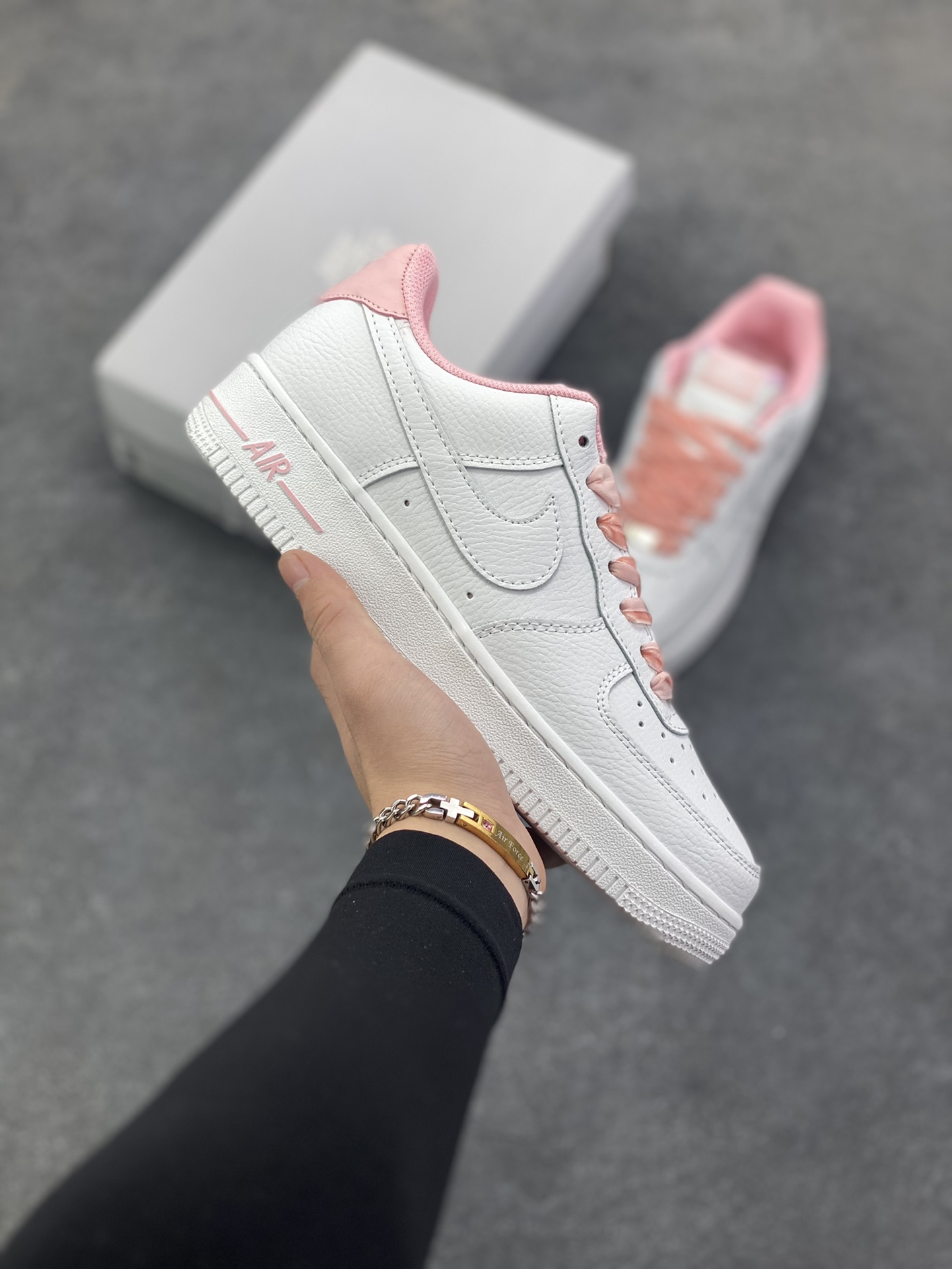 Nike Air Force 1 Low 空军一号低帮百搭休闲运动板鞋。柔软、弹性十足的缓震性能和出色的中底设计，横跨复古与现代的外型结合，造就出风靡全球三十多年的Force 1，直到今天还深受青睐。 货号：HV4403-601 尺码：36 36.5 37.5 38 38.5 39 40 40.5 41 42 42.5 43 44 44.5 45-选品中心