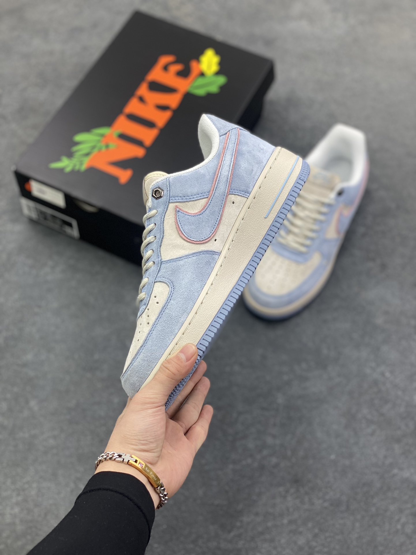 图片[3]-Nike Air Force 1 \’07 Low “头层猪八拼接” 空军一号 高端定制 低帮 运动鞋 休闲鞋 折边针车 工艺难度大 原楦头原纸板 原装鞋盒 定制五金配件 内置全掌气垫 原厂鞋底 货号：DY9867-005 尺码：36 36.5 37.5 38 38.5 39 40 40.5 41 42 42.5 43 44 44.5 45-选品中心