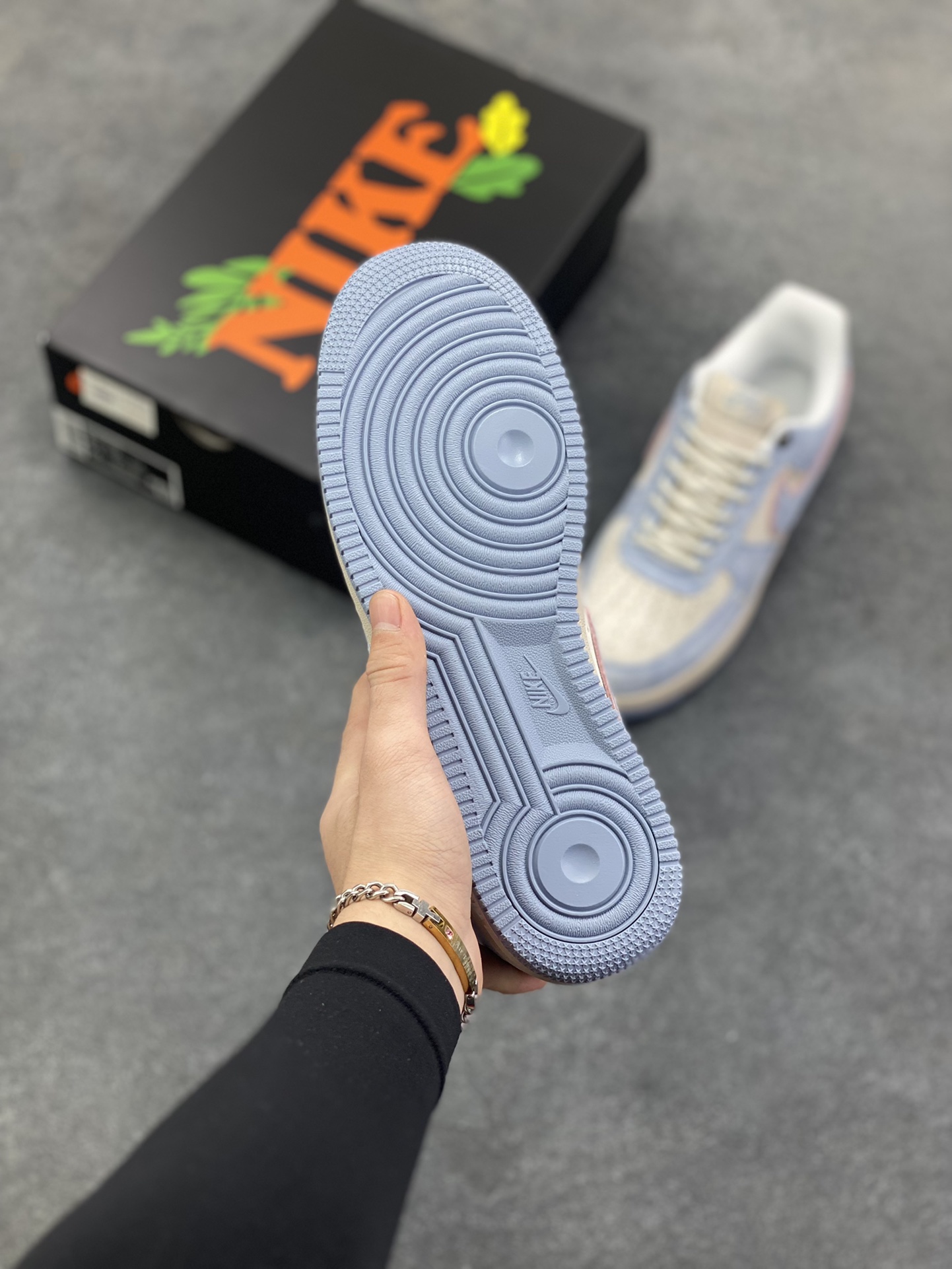 图片[5]-Nike Air Force 1 \’07 Low “头层猪八拼接” 空军一号 高端定制 低帮 运动鞋 休闲鞋 折边针车 工艺难度大 原楦头原纸板 原装鞋盒 定制五金配件 内置全掌气垫 原厂鞋底 货号：DY9867-005 尺码：36 36.5 37.5 38 38.5 39 40 40.5 41 42 42.5 43 44 44.5 45-选品中心