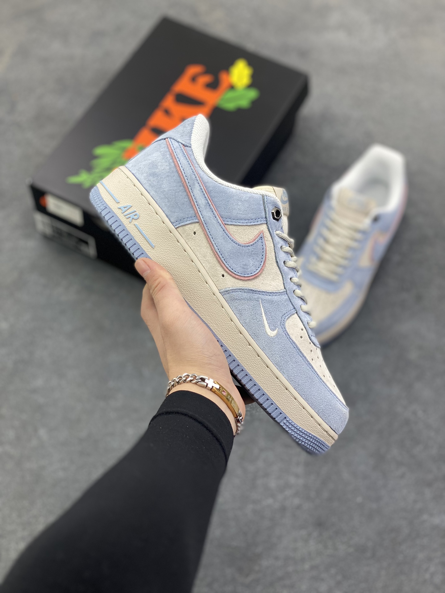 Nike Air Force 1 \'07 Low “头层猪八拼接” 空军一号 高端定制 低帮 运动鞋 休闲鞋 折边针车 工艺难度大 原楦头原纸板 原装鞋盒 定制五金配件 内置全掌气垫 原厂鞋底 货号：DY9867-005 尺码：36 36.5 37.5 38 38.5 39 40 40.5 41 42 42.5 43 44 44.5 45-选品中心