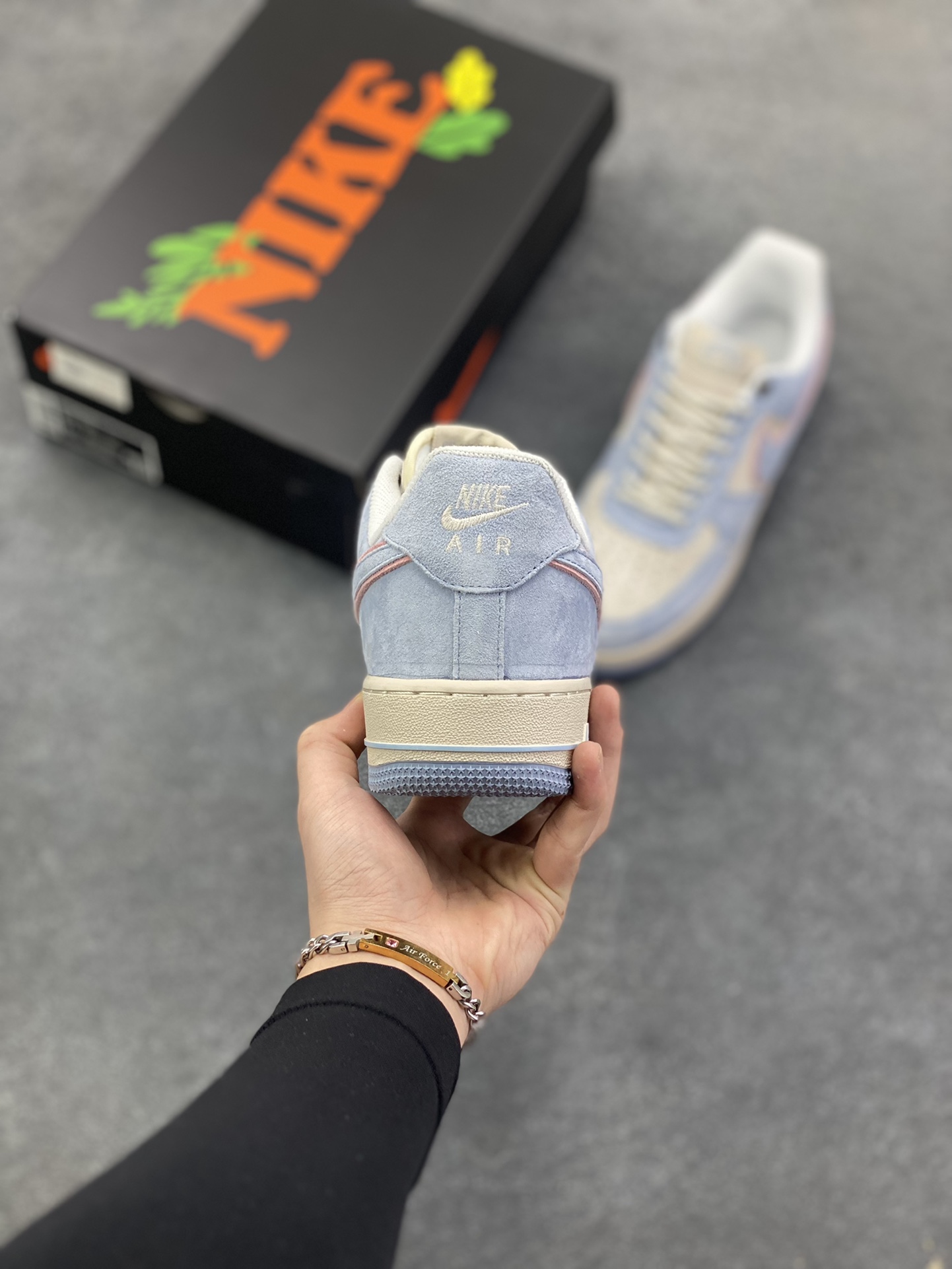 图片[4]-Nike Air Force 1 \’07 Low “头层猪八拼接” 空军一号 高端定制 低帮 运动鞋 休闲鞋 折边针车 工艺难度大 原楦头原纸板 原装鞋盒 定制五金配件 内置全掌气垫 原厂鞋底 货号：DY9867-005 尺码：36 36.5 37.5 38 38.5 39 40 40.5 41 42 42.5 43 44 44.5 45-选品中心