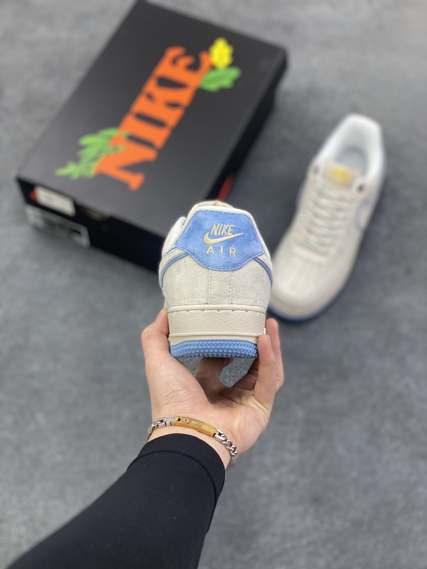 图片[4]-Nike Air Force 1 \’07 Low “头层猪八拼接” 空军一号 高端定制 低帮 运动鞋 休闲鞋 折边针车 工艺难度大 原楦头原纸板 原装鞋盒 定制五金配件 内置全掌气垫 原厂鞋底 货号：DY9867-006 尺码：36 36.5 37.5 38 38.5 39 40 40.5 41 42 42.5 43 44 44.5 45-选品中心