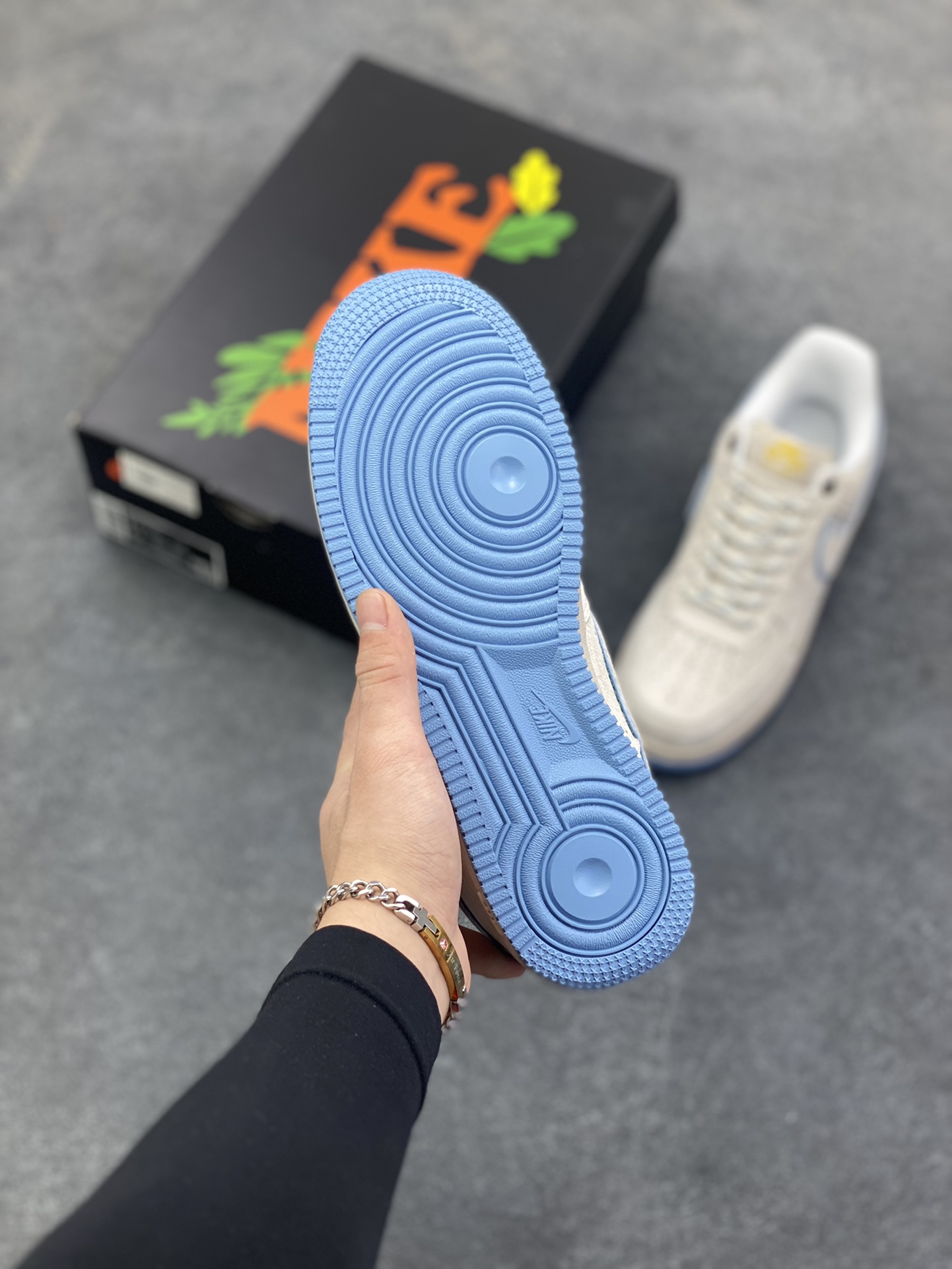 图片[5]-Nike Air Force 1 \’07 Low “头层猪八拼接” 空军一号 高端定制 低帮 运动鞋 休闲鞋 折边针车 工艺难度大 原楦头原纸板 原装鞋盒 定制五金配件 内置全掌气垫 原厂鞋底 货号：DY9867-006 尺码：36 36.5 37.5 38 38.5 39 40 40.5 41 42 42.5 43 44 44.5 45-选品中心