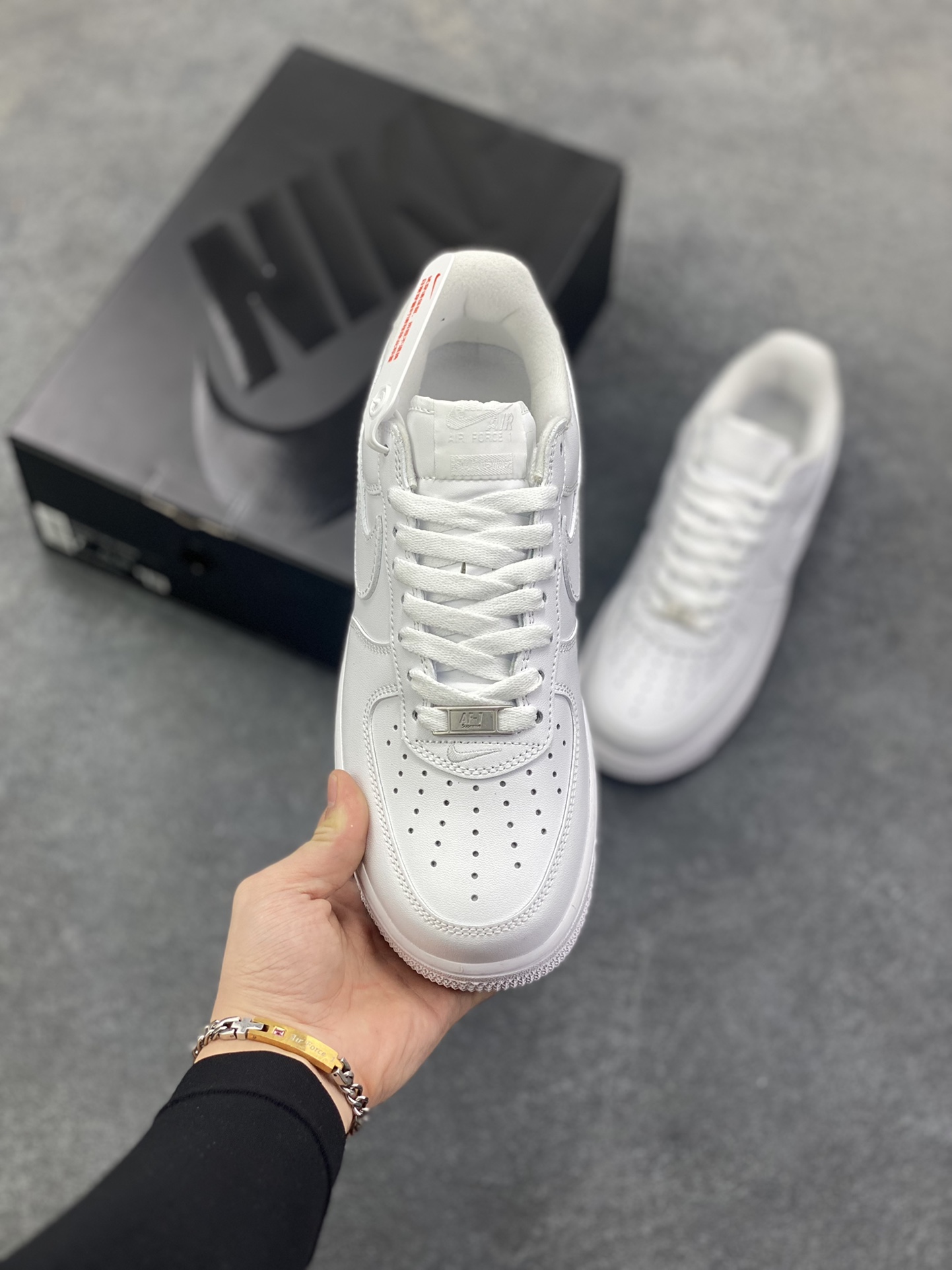 图片[2]-Nike Air Force 1 Low Supreme联名 空军一号低帮运动休闲板鞋 原楦头原纸板 打造纯正空军版型 专注外贸渠道 全掌内置蜂窝气垫 原盒配件 原厂中底钢印、拉帮完美 货号：CU9225-100 尺码：36 36.5 37.5 38 38.5 39 40 40.5 41 42 42.5 43 44 44.5 45 46-选品中心