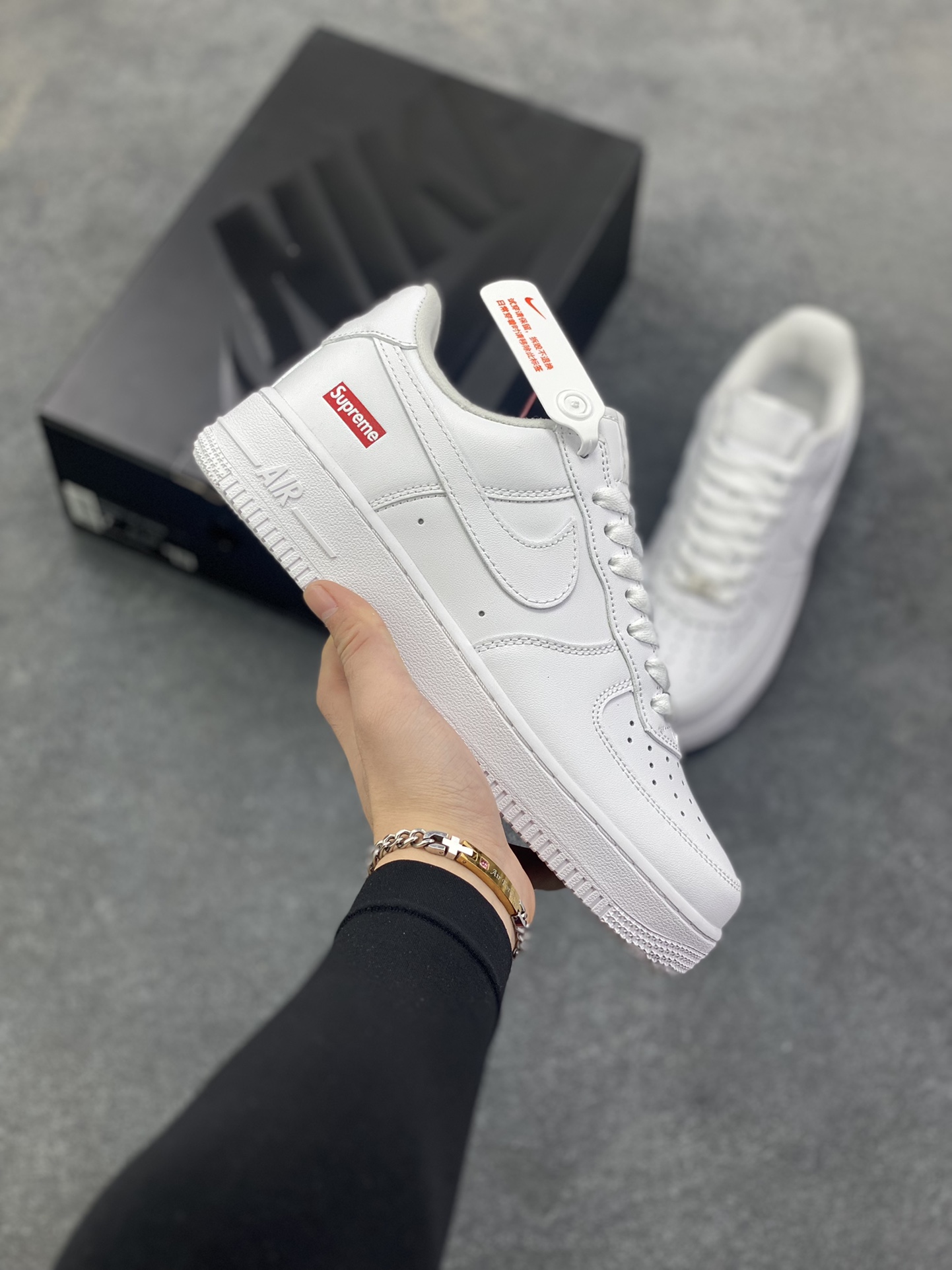 Nike Air Force 1 Low Supreme联名 空军一号低帮运动休闲板鞋 原楦头原纸板 打造纯正空军版型 专注外贸渠道 全掌内置蜂窝气垫 原盒配件 原厂中底钢印、拉帮完美 货号：CU9225-100 尺码：36 36.5 37.5 38 38.5 39 40 40.5 41 42 42.5 43 44 44.5 45 46-选品中心