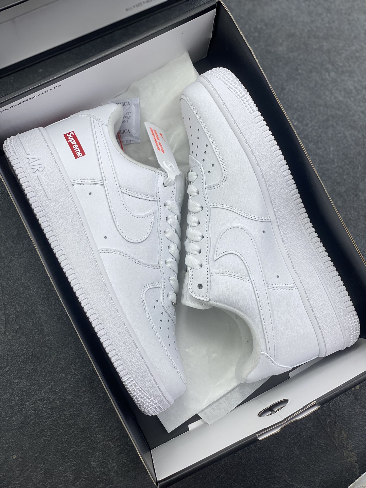 图片[9]-Nike Air Force 1 Low Supreme联名 空军一号低帮运动休闲板鞋 原楦头原纸板 打造纯正空军版型 专注外贸渠道 全掌内置蜂窝气垫 原盒配件 原厂中底钢印、拉帮完美 货号：CU9225-100 尺码：36 36.5 37.5 38 38.5 39 40 40.5 41 42 42.5 43 44 44.5 45 46-选品中心