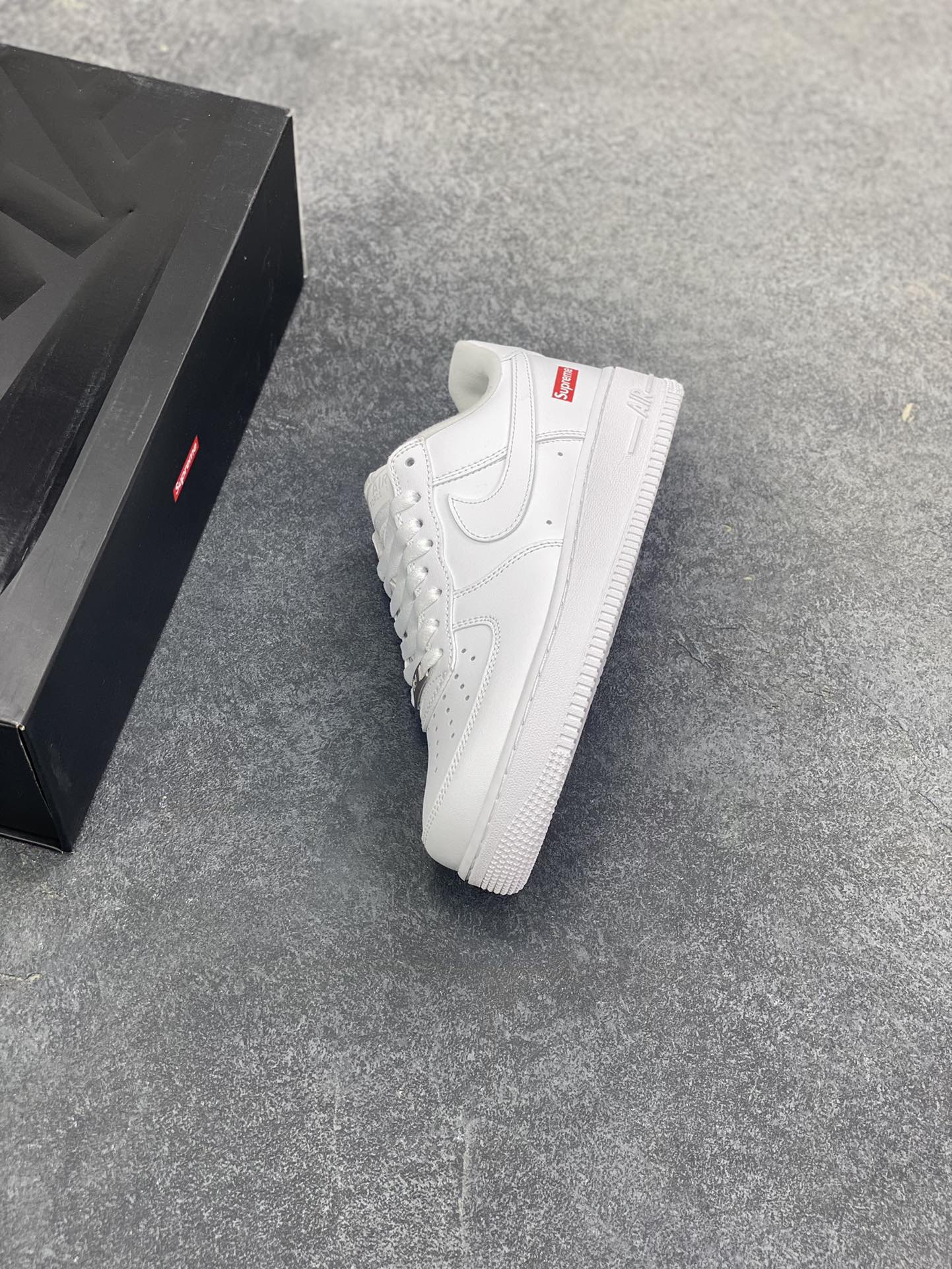 图片[7]-Nike Air Force 1 Low Supreme联名 空军一号低帮运动休闲板鞋 原楦头原纸板 打造纯正空军版型 专注外贸渠道 全掌内置蜂窝气垫 原盒配件 原厂中底钢印、拉帮完美 货号：CU9225-100 尺码：36 36.5 37.5 38 38.5 39 40 40.5 41 42 42.5 43 44 44.5 45 46-选品中心