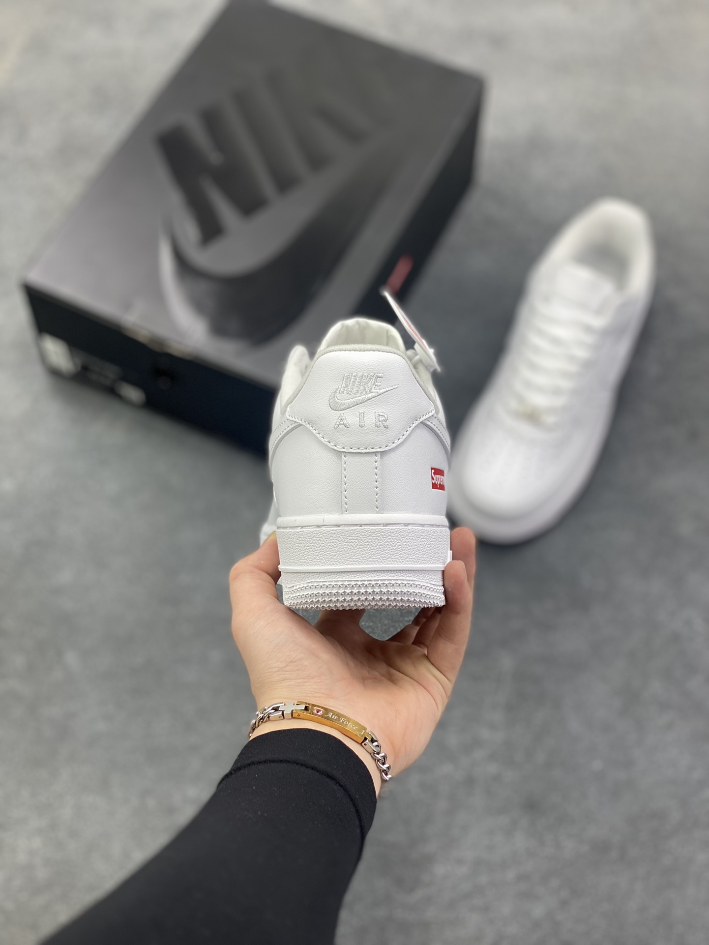 图片[4]-Nike Air Force 1 Low Supreme联名 空军一号低帮运动休闲板鞋 原楦头原纸板 打造纯正空军版型 专注外贸渠道 全掌内置蜂窝气垫 原盒配件 原厂中底钢印、拉帮完美 货号：CU9225-100 尺码：36 36.5 37.5 38 38.5 39 40 40.5 41 42 42.5 43 44 44.5 45 46-选品中心