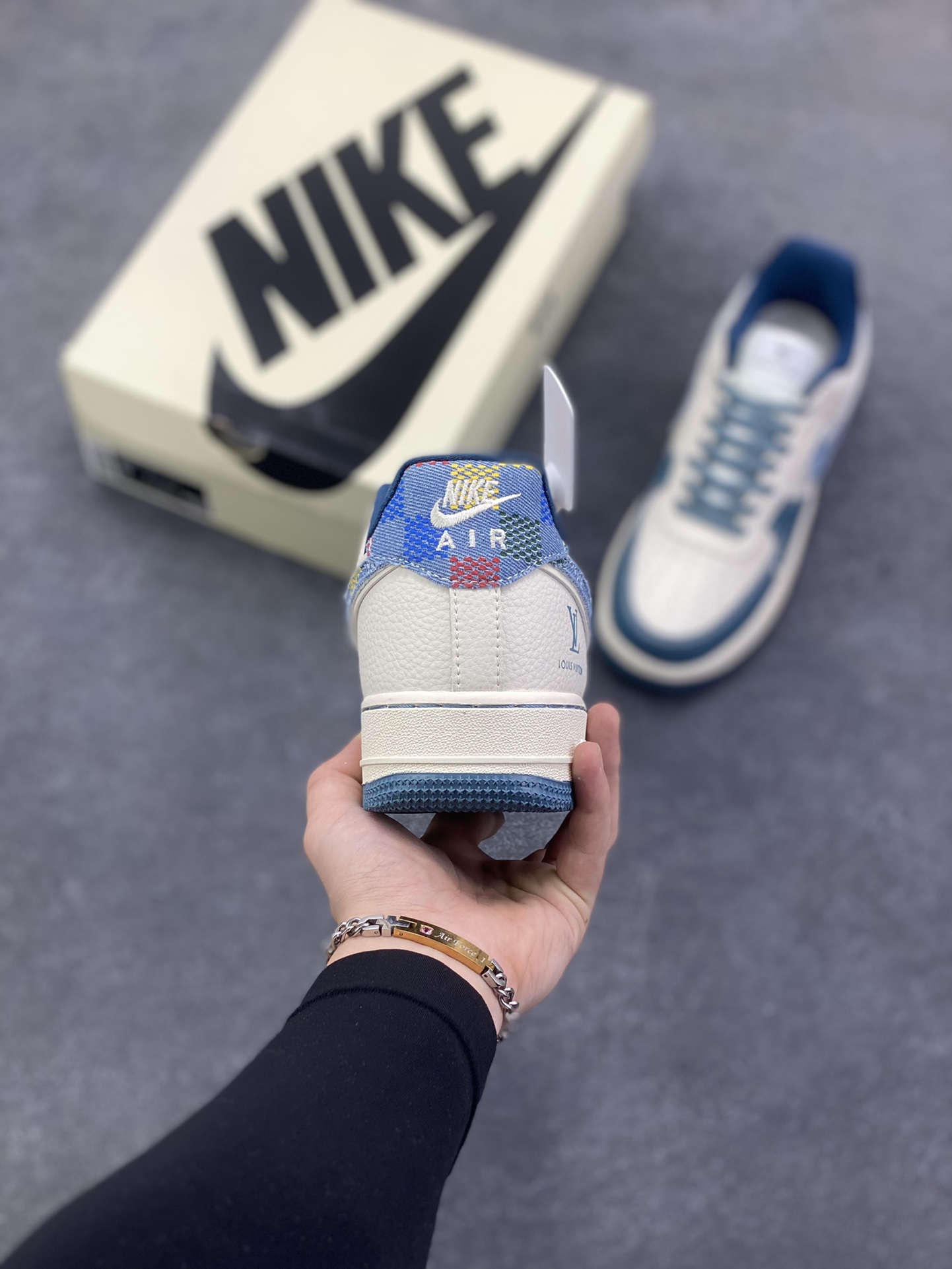 图片[4]-NIke Air Force 1 \’07 Low “LV联名——拼接彩勾”空军一号 低帮 运动鞋 休闲鞋 折边针车 工艺难度大 原楦头原纸板 原装鞋盒 定制五金配件 内置全掌气垫 原厂鞋底 货号：DD1982-301 尺码：36 36.5 37.5 38 38.5 39 40 40.5 41 42 42.5 43 44 44.5 45-选品中心