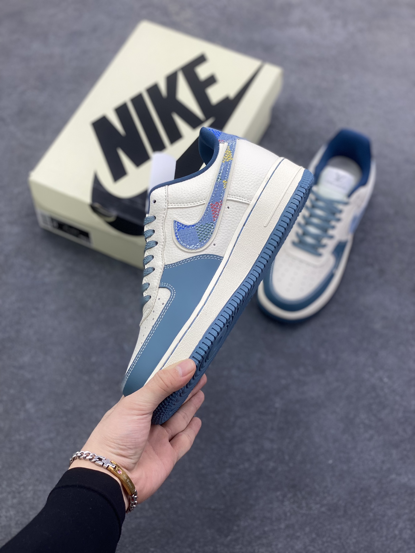 图片[3]-NIke Air Force 1 \’07 Low “LV联名——拼接彩勾”空军一号 低帮 运动鞋 休闲鞋 折边针车 工艺难度大 原楦头原纸板 原装鞋盒 定制五金配件 内置全掌气垫 原厂鞋底 货号：DD1982-301 尺码：36 36.5 37.5 38 38.5 39 40 40.5 41 42 42.5 43 44 44.5 45-选品中心