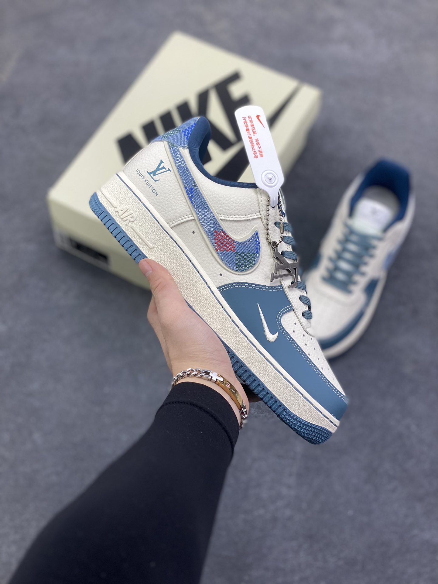 NIke Air Force 1 \'07 Low “LV联名——拼接彩勾”空军一号 低帮 运动鞋 休闲鞋 折边针车 工艺难度大 原楦头原纸板 原装鞋盒 定制五金配件 内置全掌气垫 原厂鞋底 货号：DD1982-301 尺码：36 36.5 37.5 38 38.5 39 40 40.5 41 42 42.5 43 44 44.5 45-选品中心