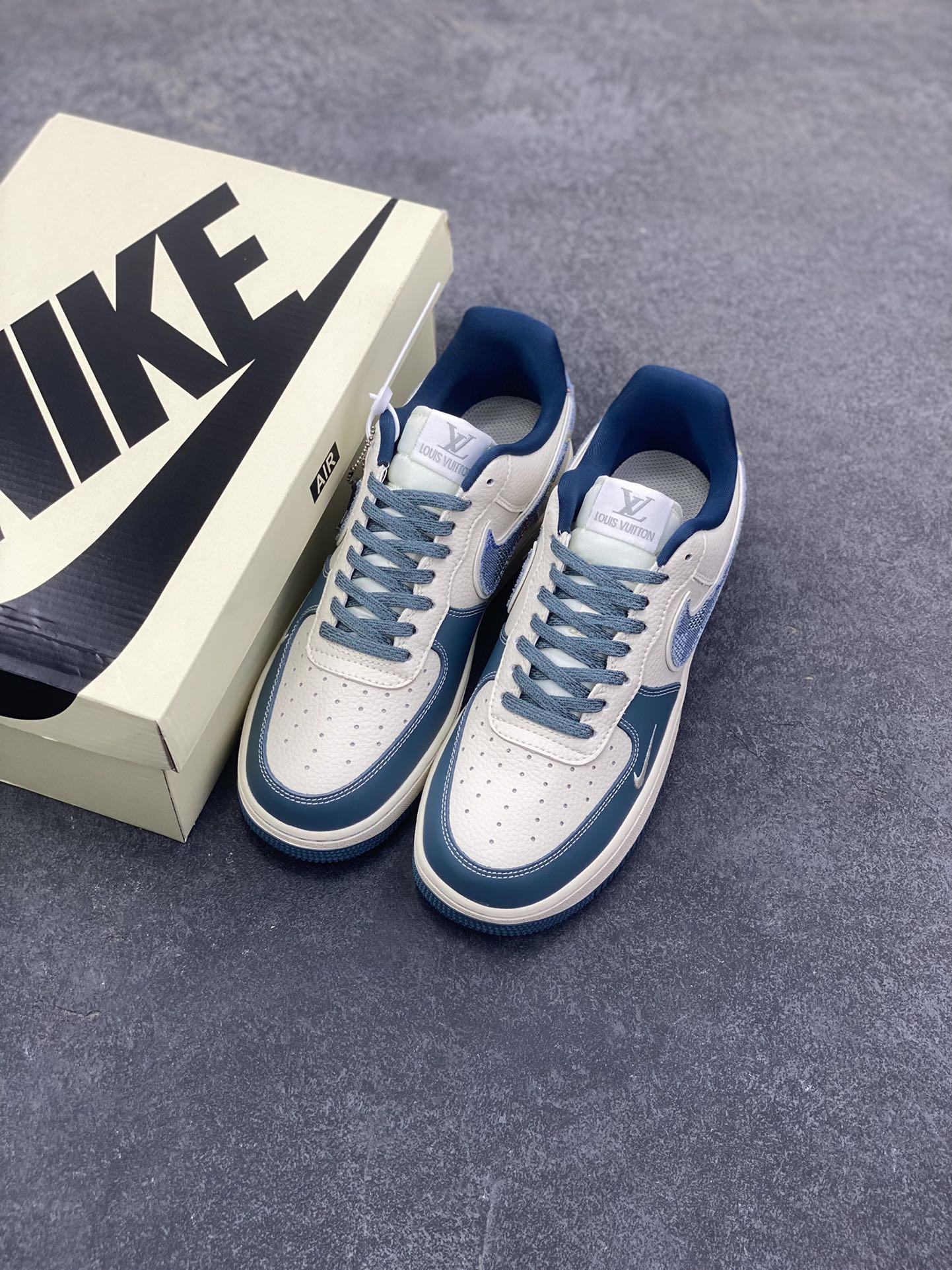 图片[8]-NIke Air Force 1 \’07 Low “LV联名——拼接彩勾”空军一号 低帮 运动鞋 休闲鞋 折边针车 工艺难度大 原楦头原纸板 原装鞋盒 定制五金配件 内置全掌气垫 原厂鞋底 货号：DD1982-301 尺码：36 36.5 37.5 38 38.5 39 40 40.5 41 42 42.5 43 44 44.5 45-选品中心