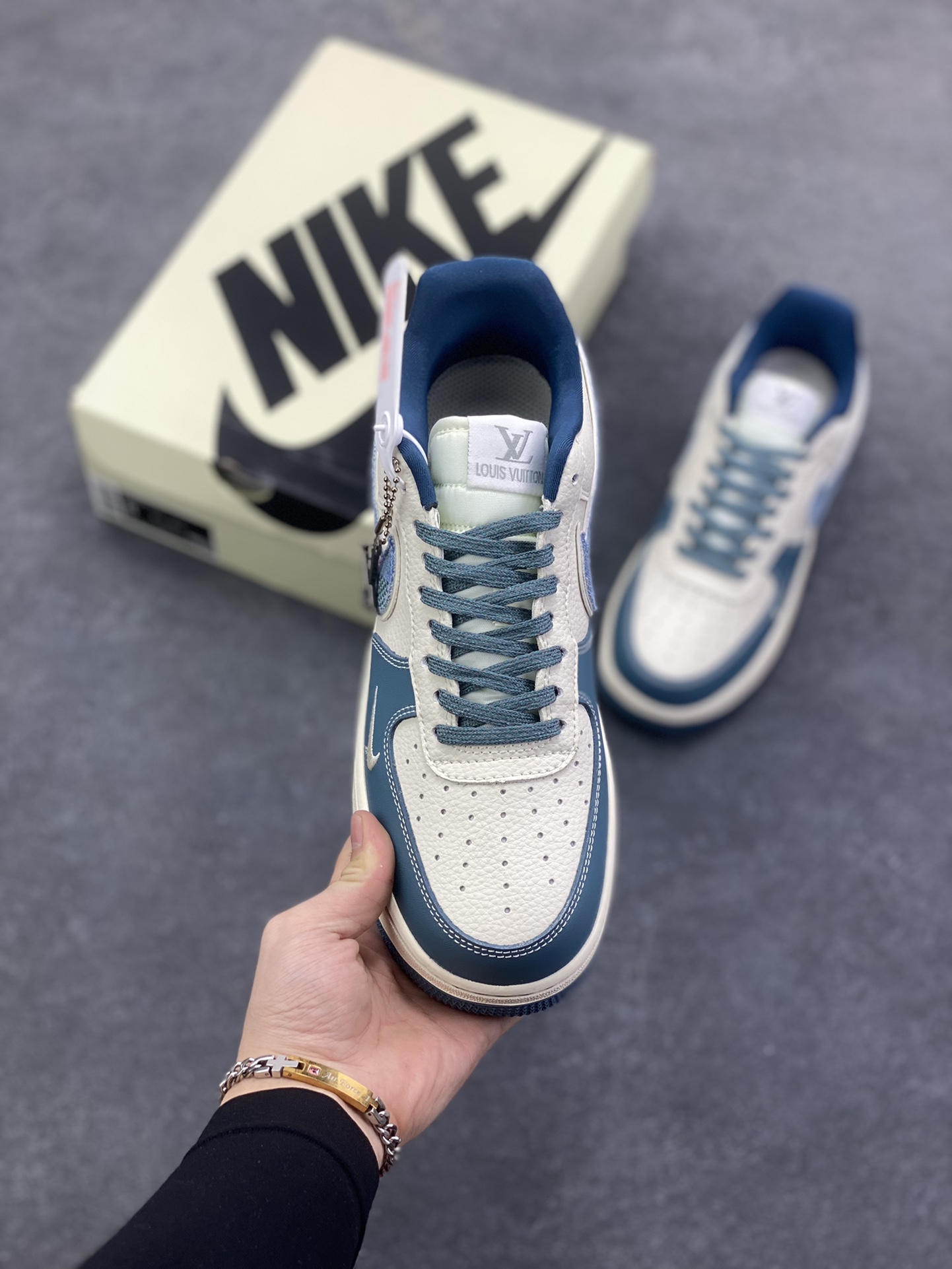 图片[2]-NIke Air Force 1 \’07 Low “LV联名——拼接彩勾”空军一号 低帮 运动鞋 休闲鞋 折边针车 工艺难度大 原楦头原纸板 原装鞋盒 定制五金配件 内置全掌气垫 原厂鞋底 货号：DD1982-301 尺码：36 36.5 37.5 38 38.5 39 40 40.5 41 42 42.5 43 44 44.5 45-选品中心