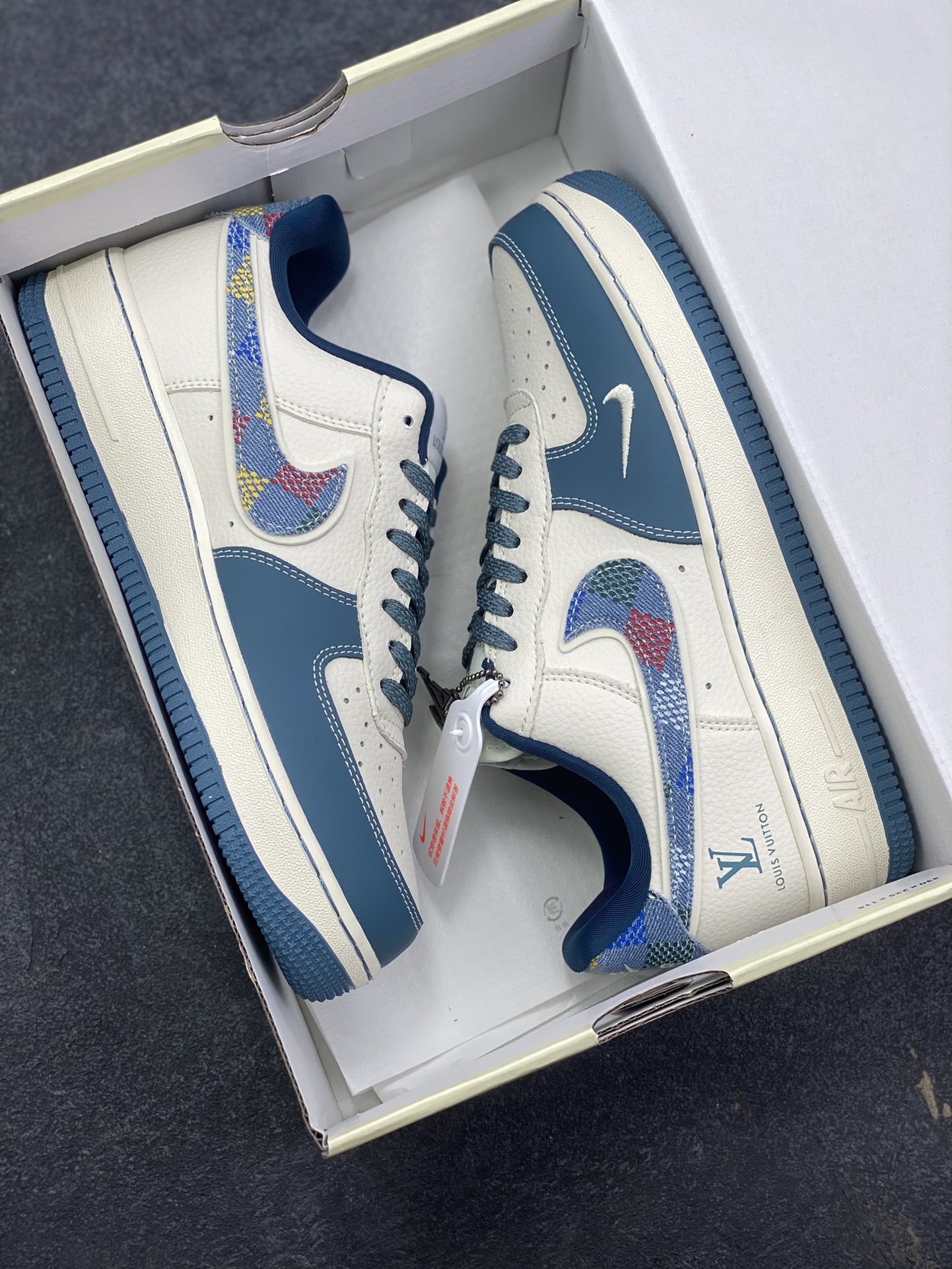 图片[9]-NIke Air Force 1 \’07 Low “LV联名——拼接彩勾”空军一号 低帮 运动鞋 休闲鞋 折边针车 工艺难度大 原楦头原纸板 原装鞋盒 定制五金配件 内置全掌气垫 原厂鞋底 货号：DD1982-301 尺码：36 36.5 37.5 38 38.5 39 40 40.5 41 42 42.5 43 44 44.5 45-选品中心