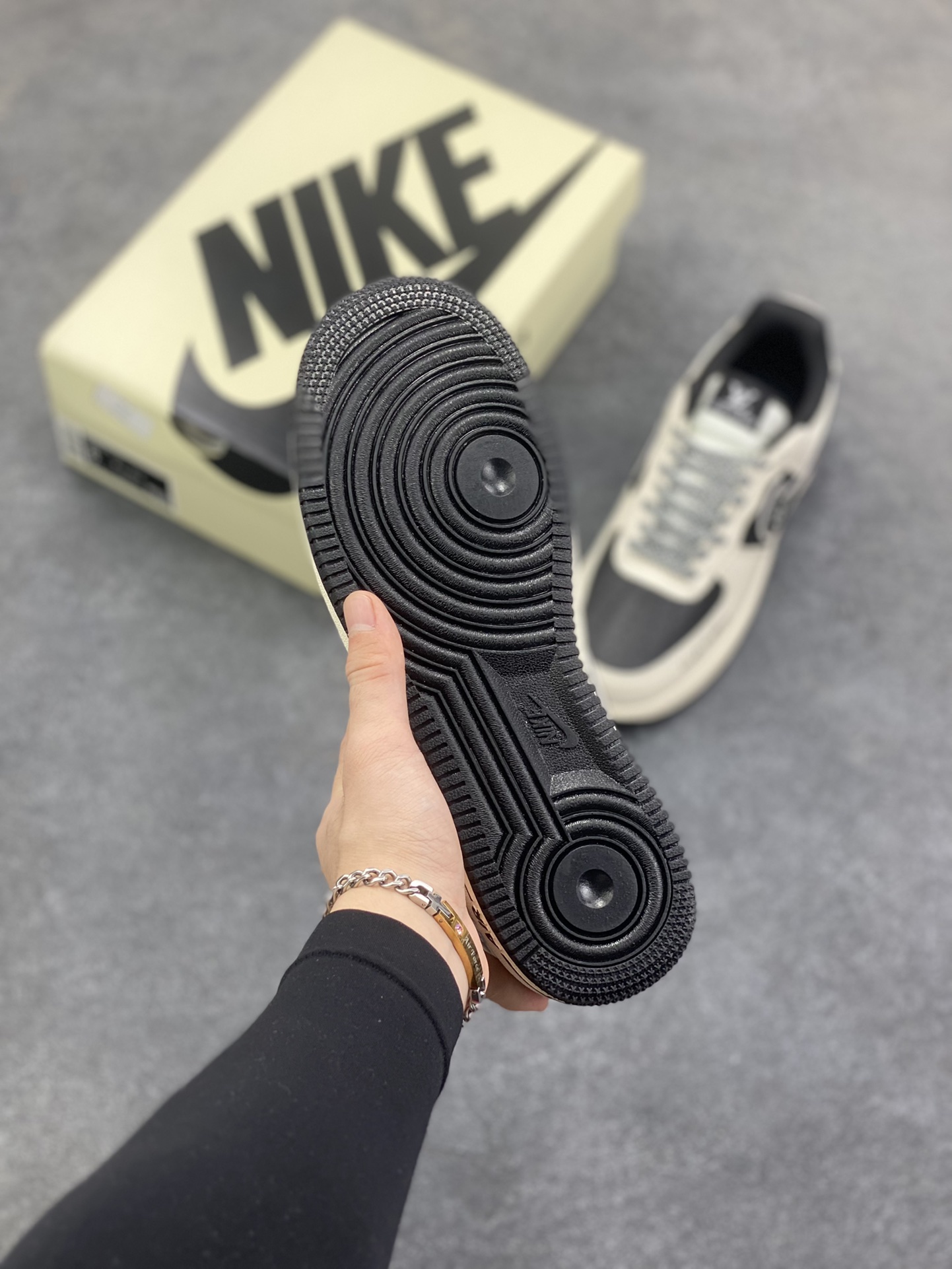 图片[5]-NIke Air Force 1 \’07 Low “LV联名——米黑印花”空军一号 低帮 运动鞋 休闲鞋 折边针车 工艺难度大 原楦头原纸板 原装鞋盒 定制五金配件 内置全掌气垫 原厂鞋底 货号：DD1982-321 尺码：36 36.5 37.5 38 38.5 39 40 40.5 41 42 42.5 43 44 44.5 45-选品中心