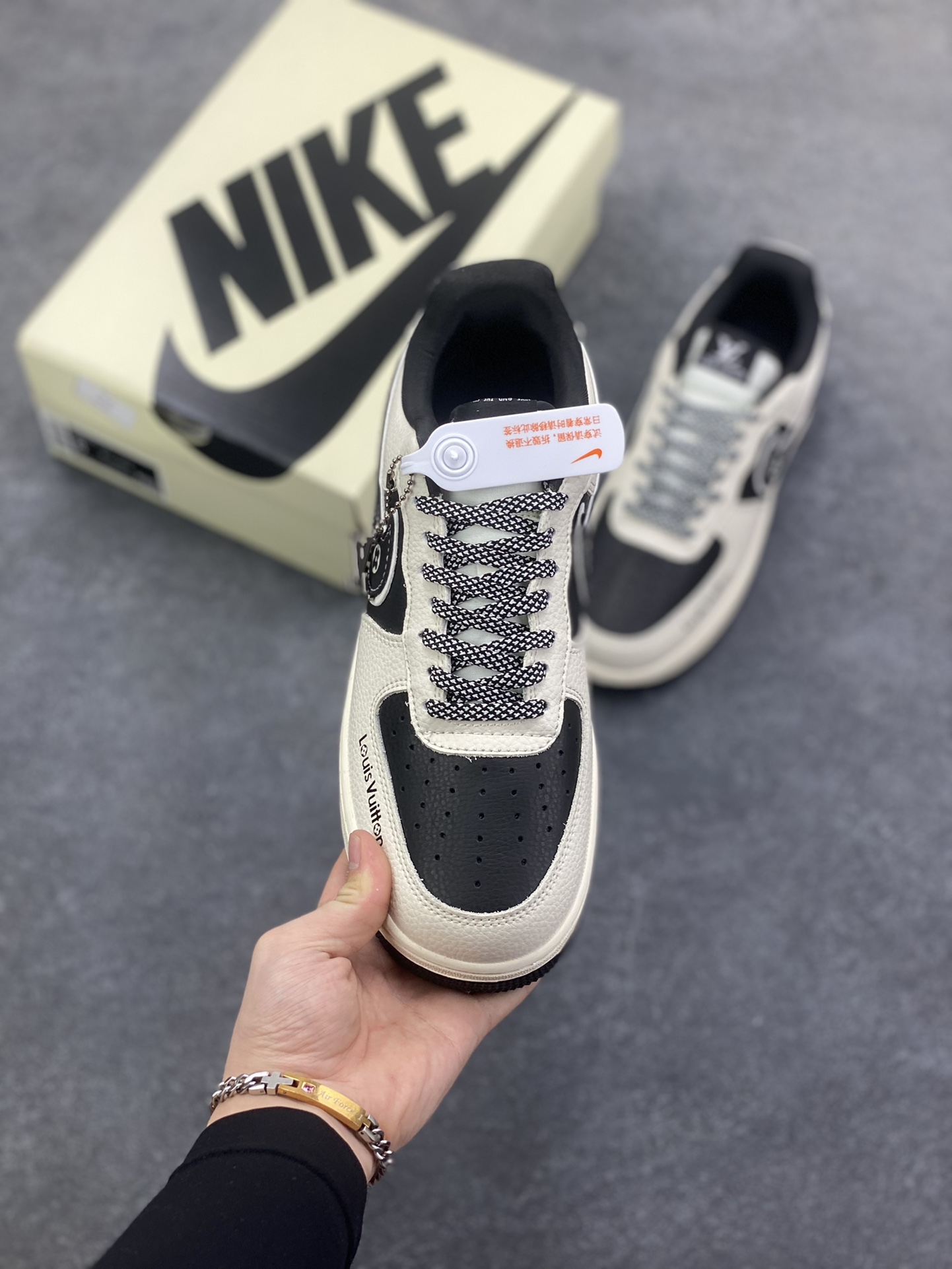 图片[2]-NIke Air Force 1 \’07 Low “LV联名——米黑印花”空军一号 低帮 运动鞋 休闲鞋 折边针车 工艺难度大 原楦头原纸板 原装鞋盒 定制五金配件 内置全掌气垫 原厂鞋底 货号：DD1982-321 尺码：36 36.5 37.5 38 38.5 39 40 40.5 41 42 42.5 43 44 44.5 45-选品中心