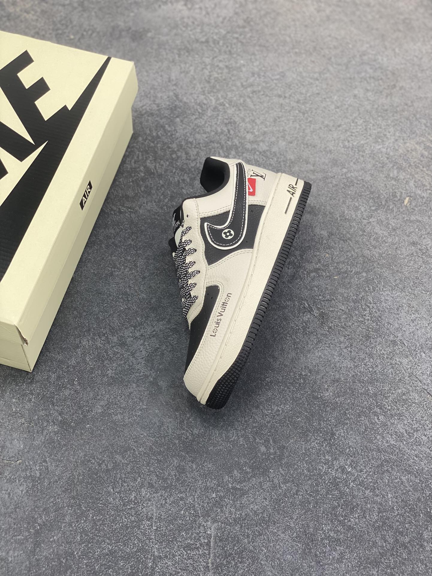 图片[7]-NIke Air Force 1 \’07 Low “LV联名——米黑印花”空军一号 低帮 运动鞋 休闲鞋 折边针车 工艺难度大 原楦头原纸板 原装鞋盒 定制五金配件 内置全掌气垫 原厂鞋底 货号：DD1982-321 尺码：36 36.5 37.5 38 38.5 39 40 40.5 41 42 42.5 43 44 44.5 45-选品中心