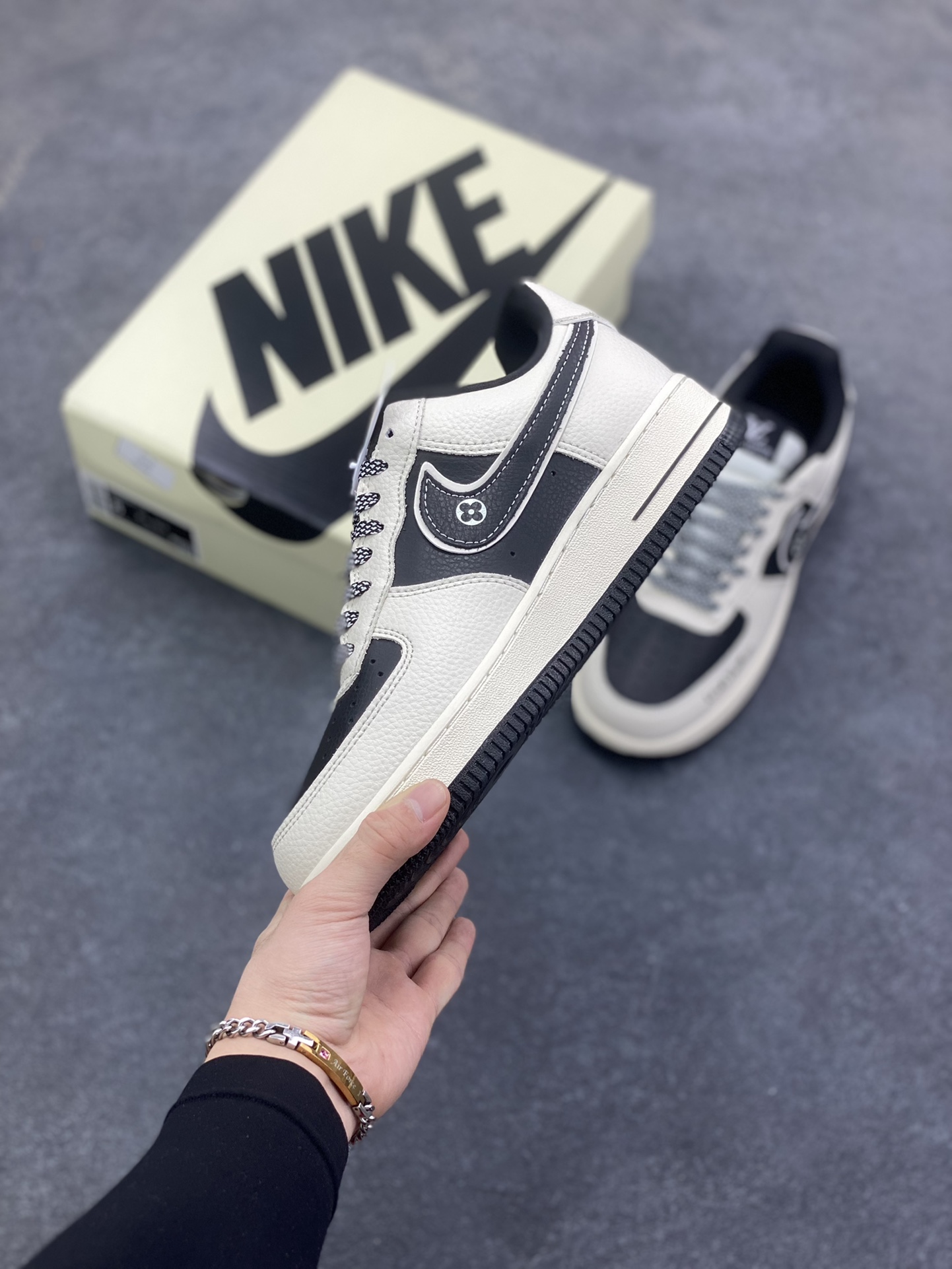 图片[3]-NIke Air Force 1 \’07 Low “LV联名——米黑印花”空军一号 低帮 运动鞋 休闲鞋 折边针车 工艺难度大 原楦头原纸板 原装鞋盒 定制五金配件 内置全掌气垫 原厂鞋底 货号：DD1982-321 尺码：36 36.5 37.5 38 38.5 39 40 40.5 41 42 42.5 43 44 44.5 45-选品中心