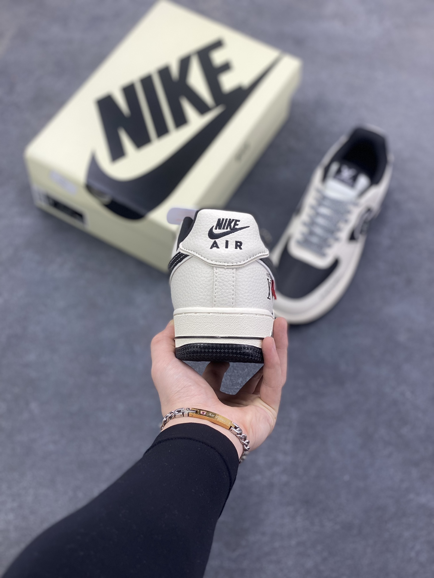 图片[4]-NIke Air Force 1 \’07 Low “LV联名——米黑印花”空军一号 低帮 运动鞋 休闲鞋 折边针车 工艺难度大 原楦头原纸板 原装鞋盒 定制五金配件 内置全掌气垫 原厂鞋底 货号：DD1982-321 尺码：36 36.5 37.5 38 38.5 39 40 40.5 41 42 42.5 43 44 44.5 45-选品中心