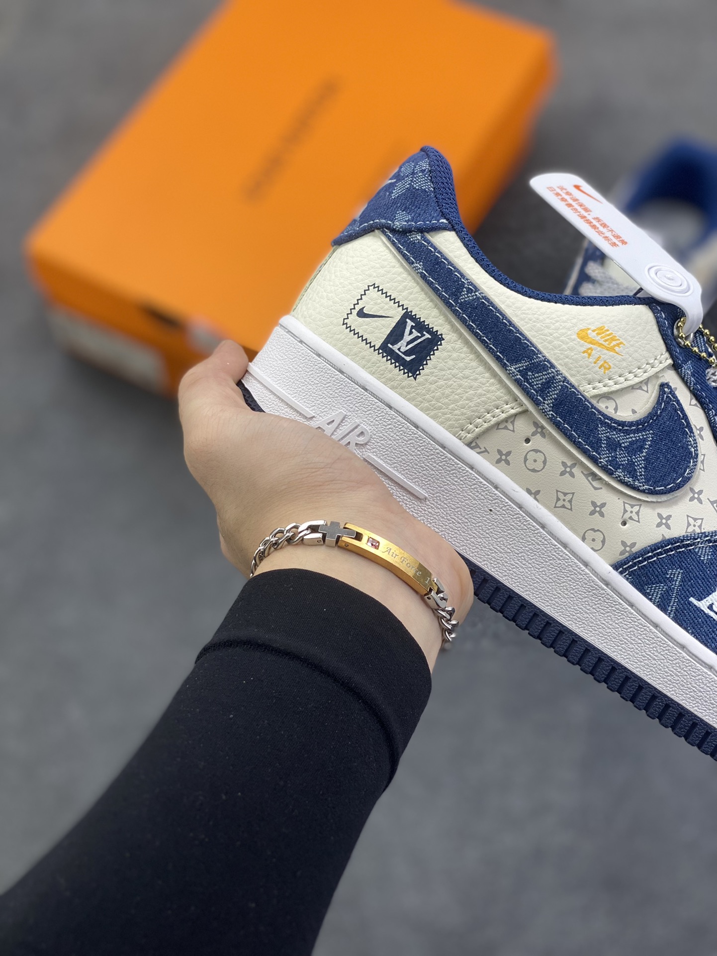 图片[6]-Nike Air Force 1 Low 空军一号低帮百搭休闲运动板鞋。柔软、弹性十足的缓震性能和出色的中底设计，横跨复古与现代的外型结合，造就出风靡全球三十多年的Force 1，直到今天还深受青睐。 货号：YN7698-155 尺码：36 36.5 37.5 38 38.5 39 40 40.5 41 42 42.5 43 44 44.5 45-选品中心