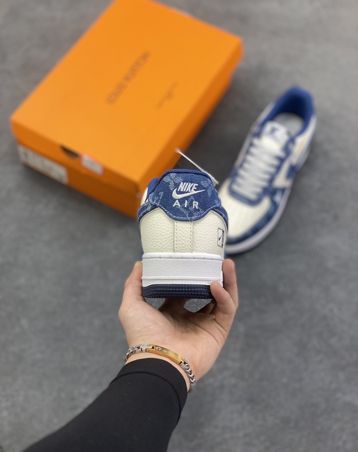 图片[4]-Nike Air Force 1 Low 空军一号低帮百搭休闲运动板鞋。柔软、弹性十足的缓震性能和出色的中底设计，横跨复古与现代的外型结合，造就出风靡全球三十多年的Force 1，直到今天还深受青睐。 货号：YN7698-155 尺码：36 36.5 37.5 38 38.5 39 40 40.5 41 42 42.5 43 44 44.5 45-选品中心