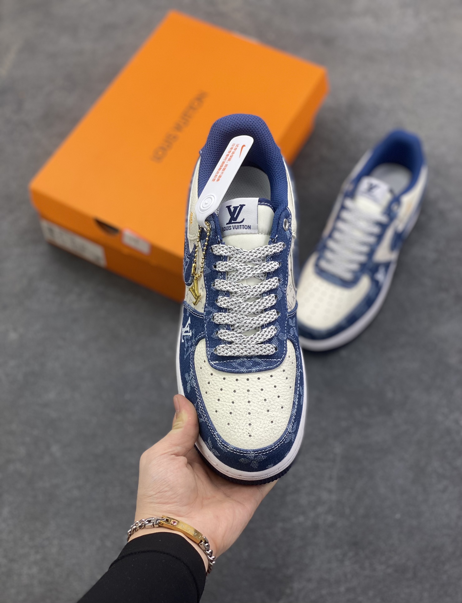 图片[2]-Nike Air Force 1 Low 空军一号低帮百搭休闲运动板鞋。柔软、弹性十足的缓震性能和出色的中底设计，横跨复古与现代的外型结合，造就出风靡全球三十多年的Force 1，直到今天还深受青睐。 货号：YN7698-155 尺码：36 36.5 37.5 38 38.5 39 40 40.5 41 42 42.5 43 44 44.5 45-选品中心
