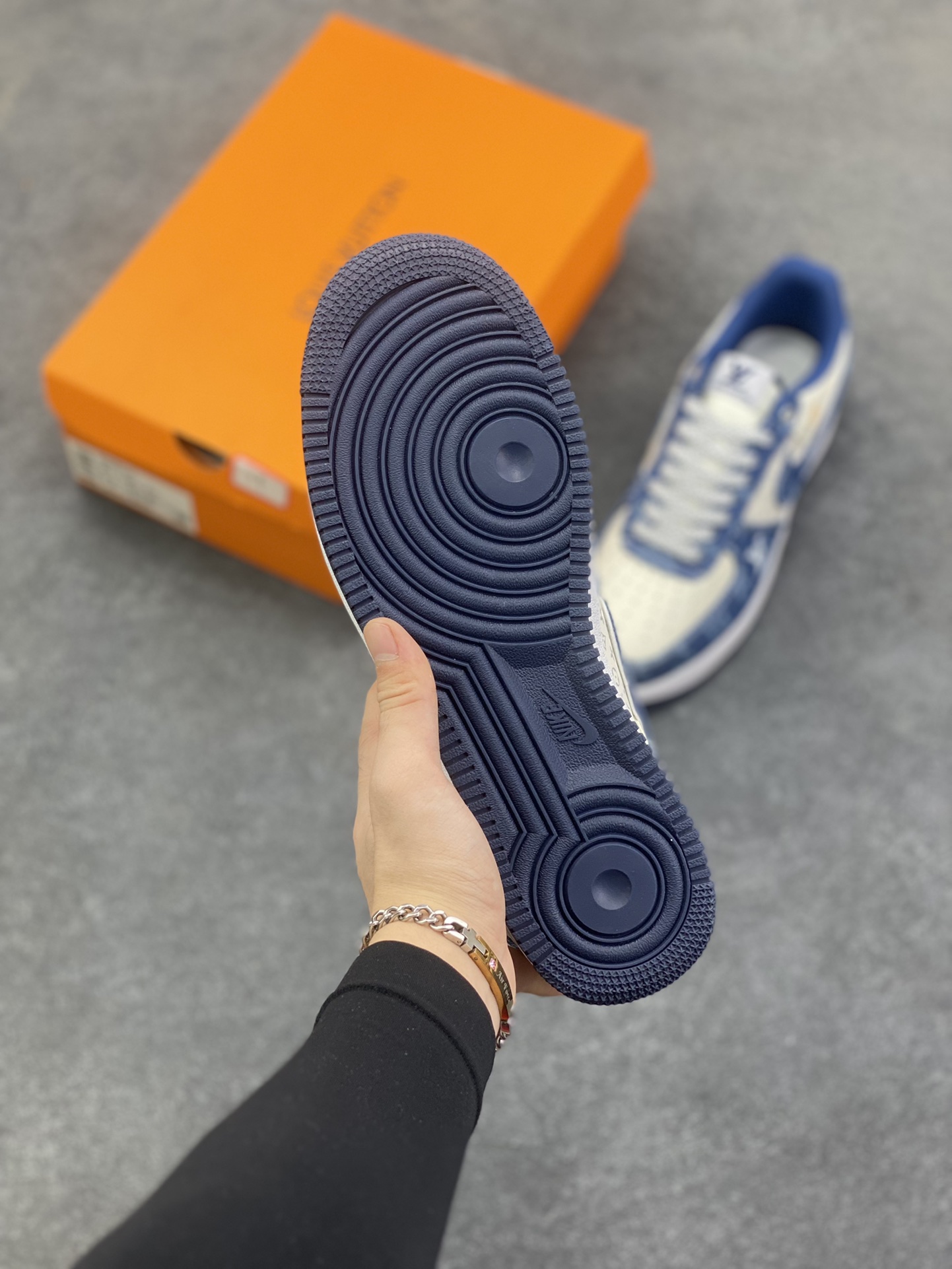 图片[5]-Nike Air Force 1 Low 空军一号低帮百搭休闲运动板鞋。柔软、弹性十足的缓震性能和出色的中底设计，横跨复古与现代的外型结合，造就出风靡全球三十多年的Force 1，直到今天还深受青睐。 货号：YN7698-155 尺码：36 36.5 37.5 38 38.5 39 40 40.5 41 42 42.5 43 44 44.5 45-选品中心