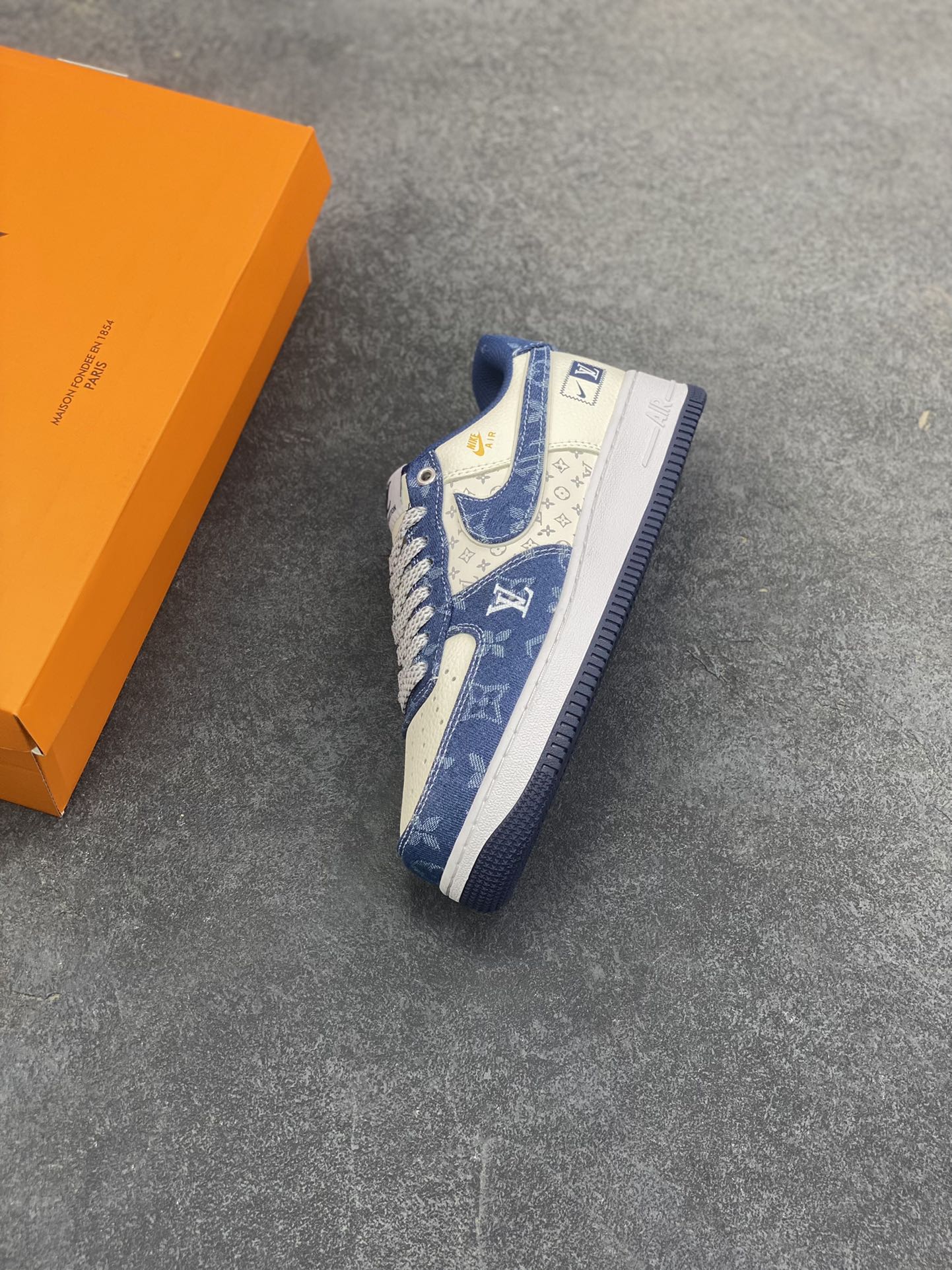 图片[7]-Nike Air Force 1 Low 空军一号低帮百搭休闲运动板鞋。柔软、弹性十足的缓震性能和出色的中底设计，横跨复古与现代的外型结合，造就出风靡全球三十多年的Force 1，直到今天还深受青睐。 货号：YN7698-155 尺码：36 36.5 37.5 38 38.5 39 40 40.5 41 42 42.5 43 44 44.5 45-选品中心
