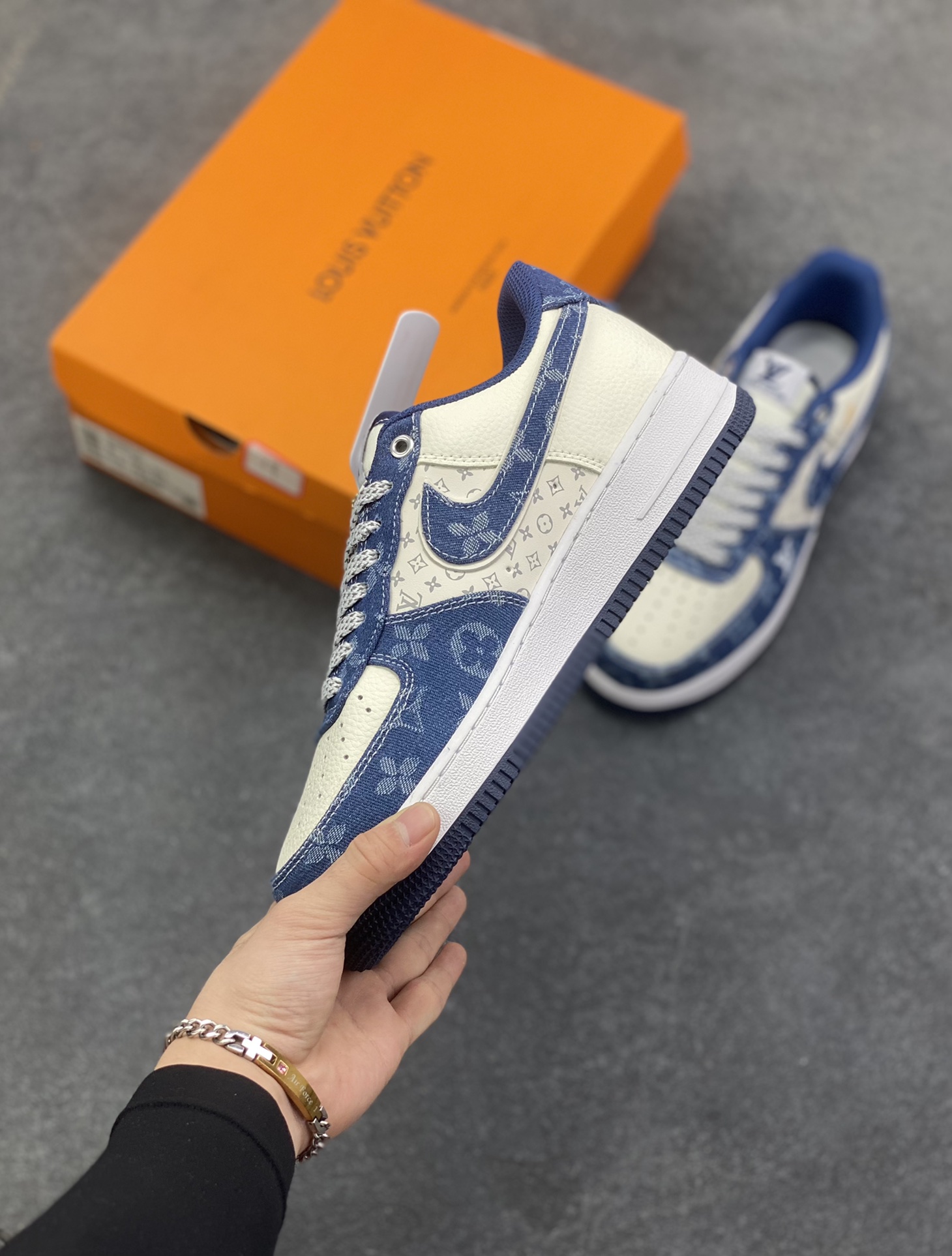 图片[3]-Nike Air Force 1 Low 空军一号低帮百搭休闲运动板鞋。柔软、弹性十足的缓震性能和出色的中底设计，横跨复古与现代的外型结合，造就出风靡全球三十多年的Force 1，直到今天还深受青睐。 货号：YN7698-155 尺码：36 36.5 37.5 38 38.5 39 40 40.5 41 42 42.5 43 44 44.5 45-选品中心