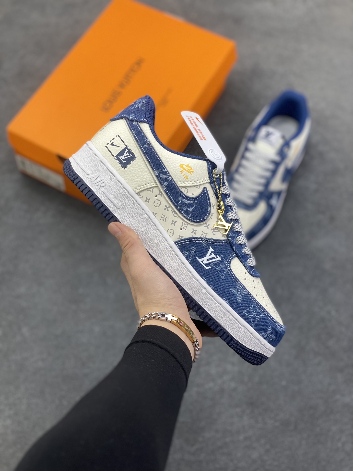 Nike Air Force 1 Low 空军一号低帮百搭休闲运动板鞋。柔软、弹性十足的缓震性能和出色的中底设计，横跨复古与现代的外型结合，造就出风靡全球三十多年的Force 1，直到今天还深受青睐。 货号：YN7698-155 尺码：36 36.5 37.5 38 38.5 39 40 40.5 41 42 42.5 43 44 44.5 45-选品中心