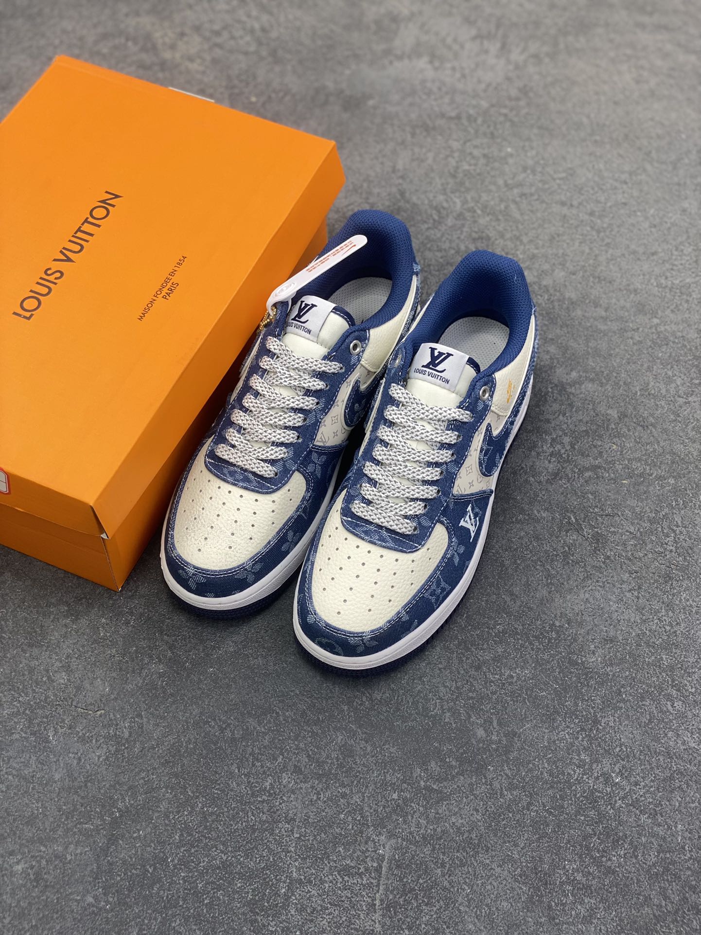 图片[8]-Nike Air Force 1 Low 空军一号低帮百搭休闲运动板鞋。柔软、弹性十足的缓震性能和出色的中底设计，横跨复古与现代的外型结合，造就出风靡全球三十多年的Force 1，直到今天还深受青睐。 货号：YN7698-155 尺码：36 36.5 37.5 38 38.5 39 40 40.5 41 42 42.5 43 44 44.5 45-选品中心