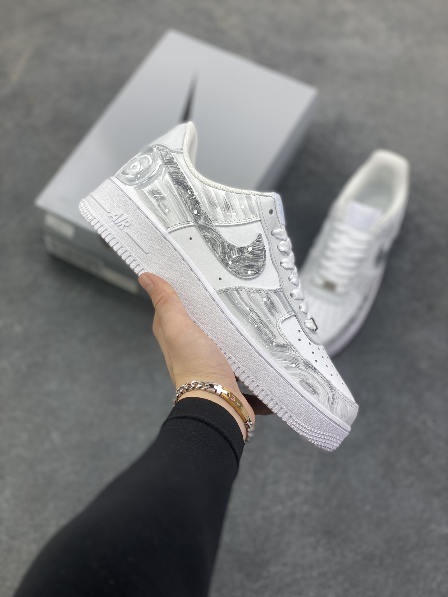 【定制球鞋】Nike Air Force 1 礼袋款 银河序 初一文化 个性 复古 时尚 耐磨平衡 低帮 板鞋 男女同款 灰色工艺难度大 原楦头原纸板 原装鞋盒 定制五金配件 内置全掌气垫 原厂鞋底 货号：CW2288-111 尺码：36 36.5 37.5 38 38.5 39 40 40.5 41 42 42.5 43 44 44.5 45-选品中心
